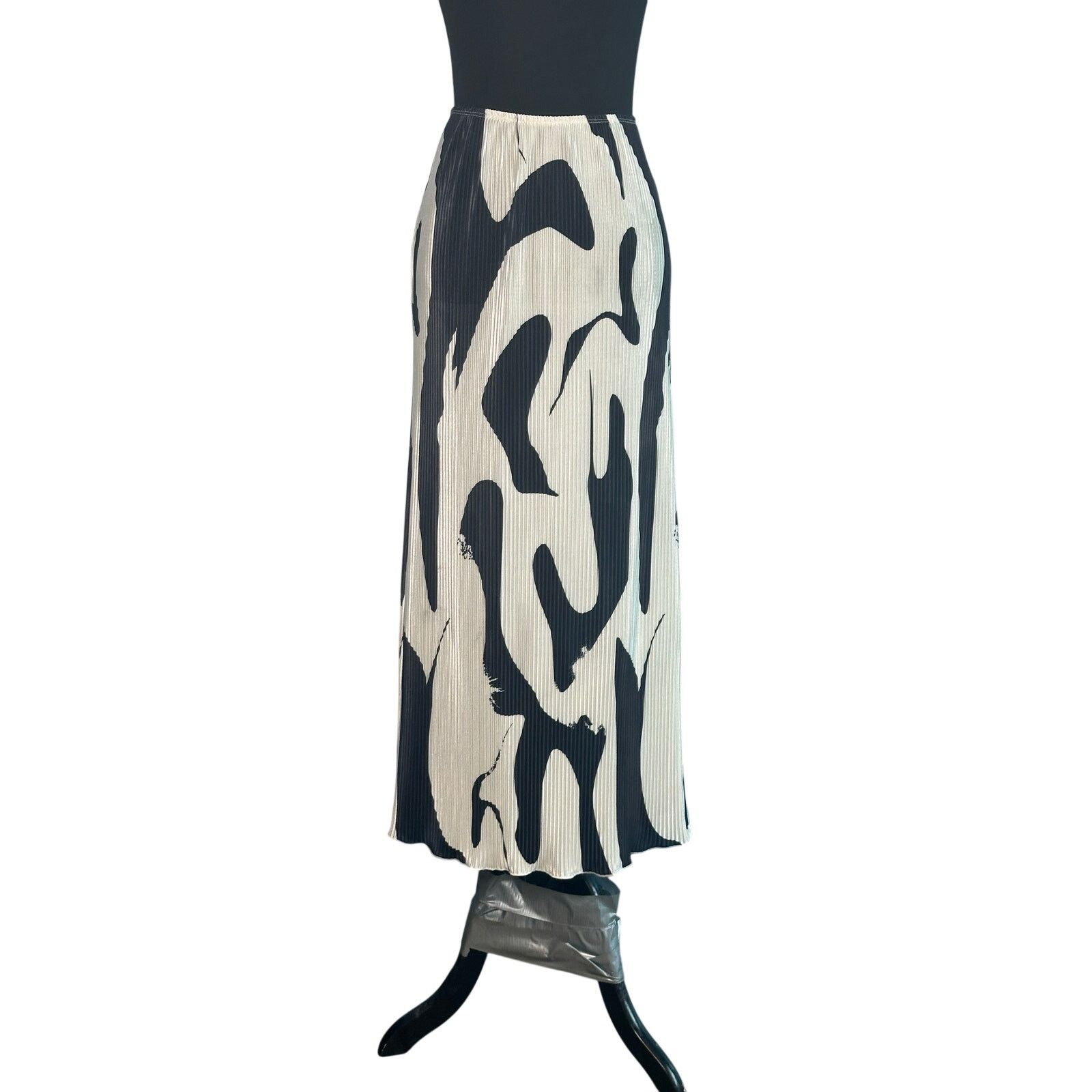 Shein Shein white black print pleated pull on maxi skirt size XL Size 34" / US 12 / IT 48 - 12 Thumbnail