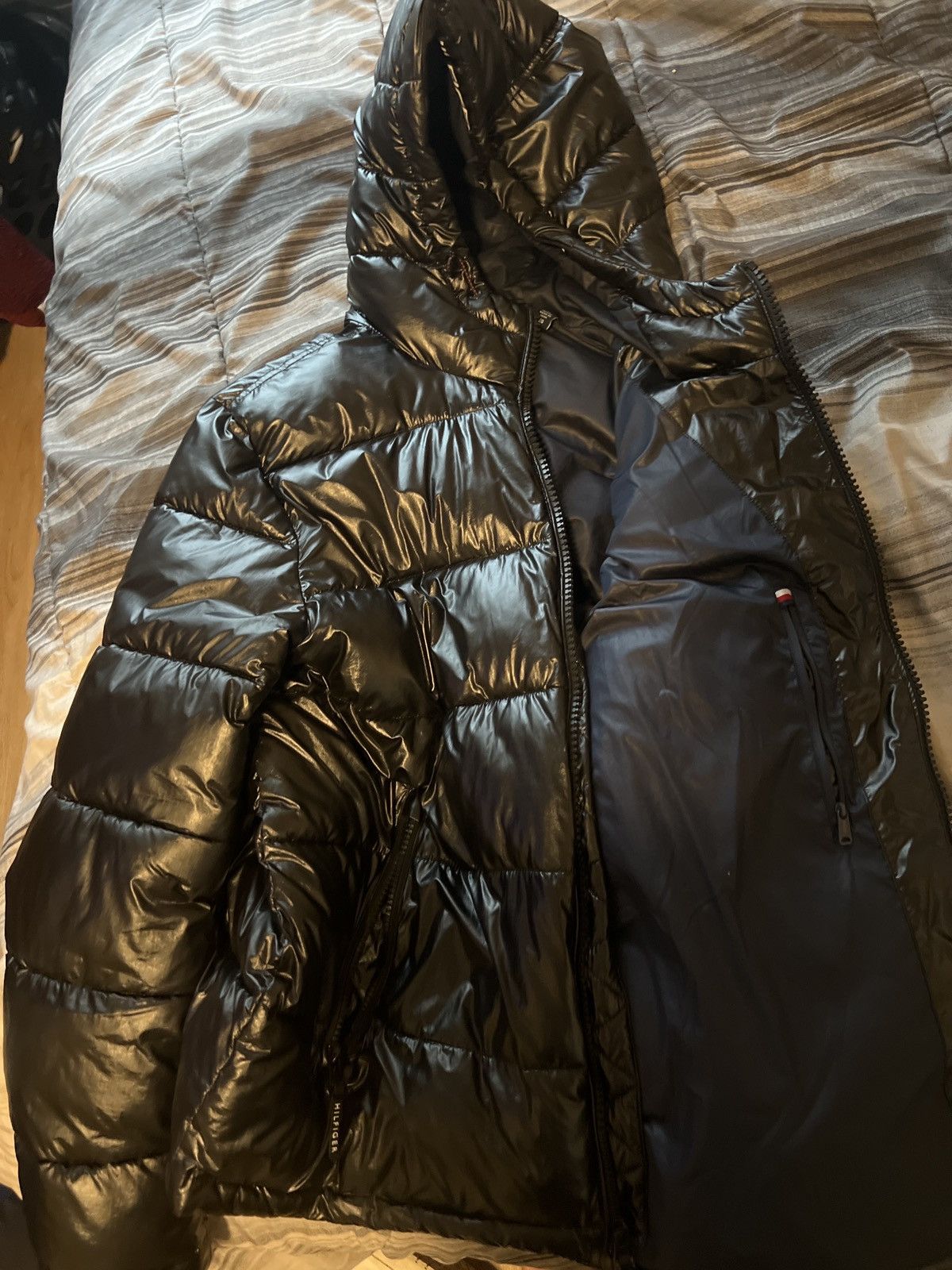 Tommy Hilfiger Tommy Hilfiger XL Black Glossy Puffer Jacket Size US XL / EU 56 / 4 - 2 Thumbnail