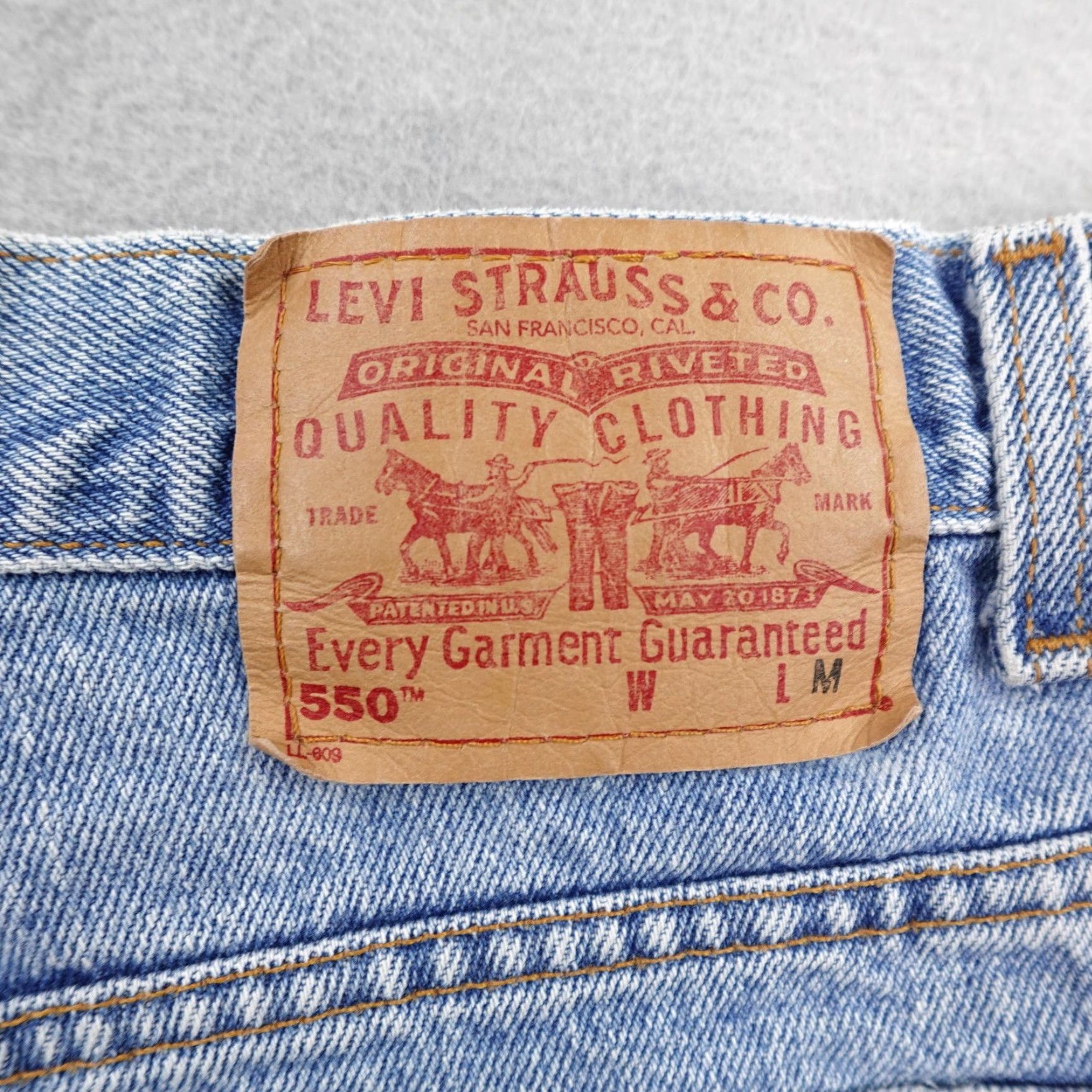 Levi's VINTAGE Levi's Shorts Womens 16 Blue Denim Cut-Off 90s Relaxed Distressed Size 38" / US 16 / IT 52 - 6 Thumbnail