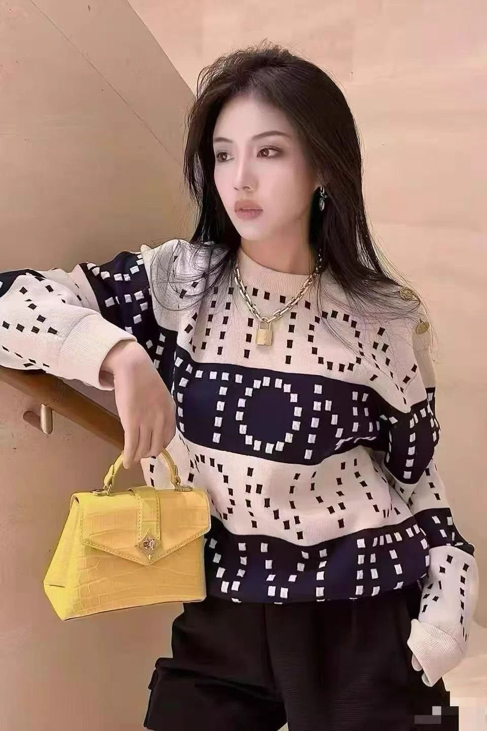 Louis Vuitton LV Moonlight Muse NWT M Y563 sweater Size M / US 6-8 / IT 42-44 - 3 Thumbnail