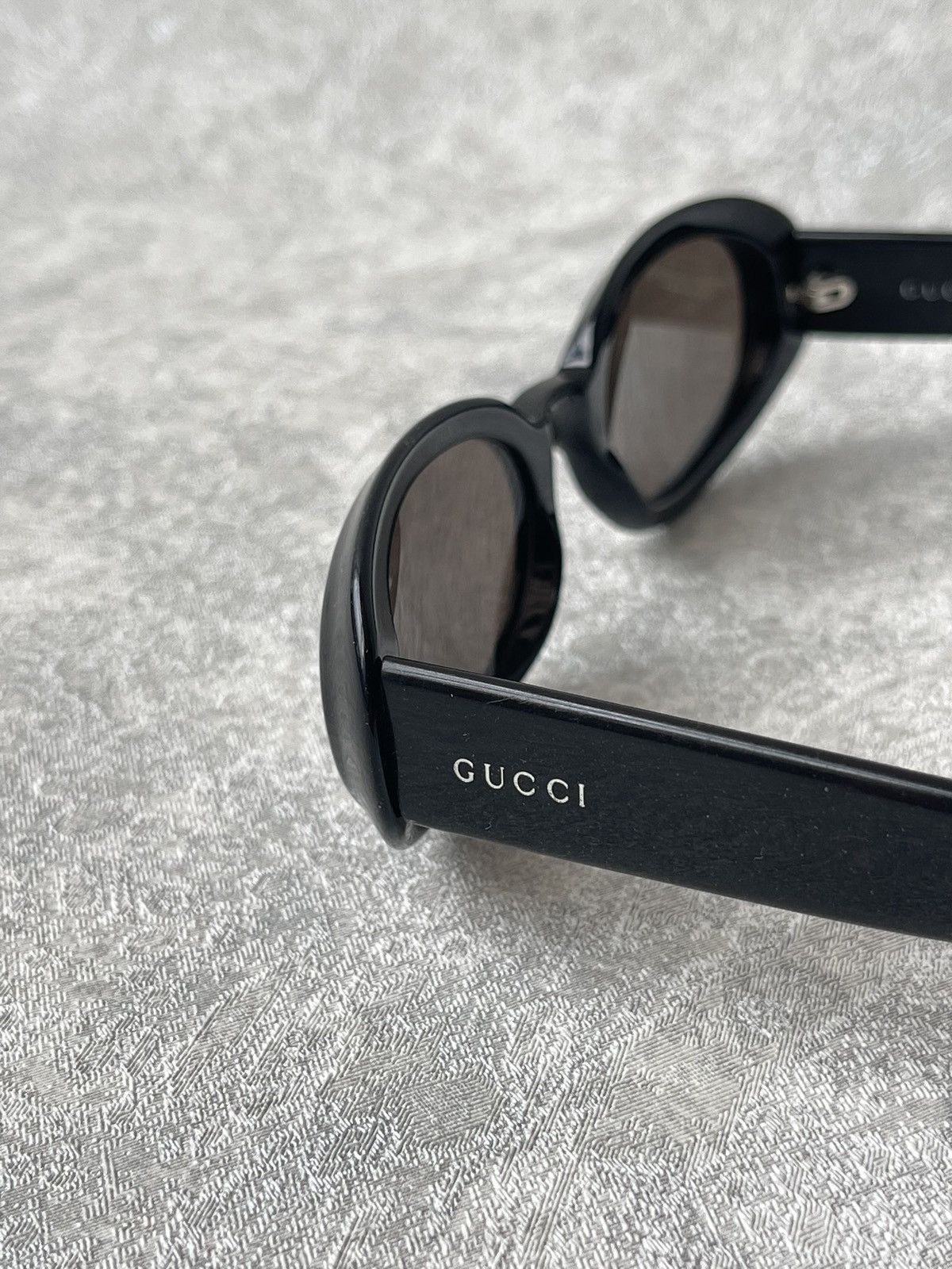 90s Vintage Gucci GG 2419/S Oval Sunglasses y2k cyber italy
