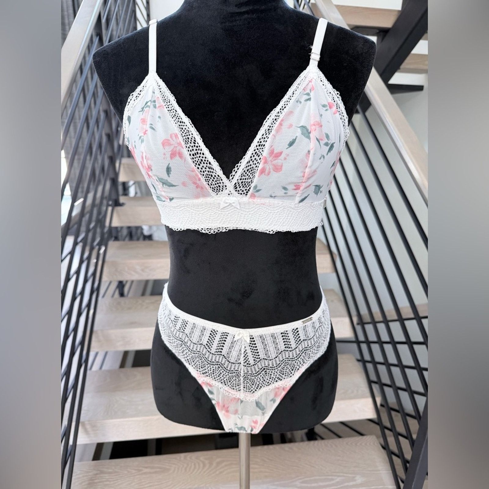 Other Floral Lace Bra in White and Pink Panties. Bra M panties S Size ONE SIZE - 5 Thumbnail