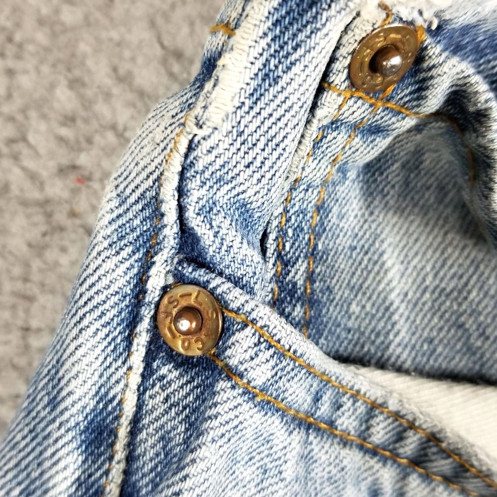 Levi's VINTAGE Levi's 501 Jeans Mens 32x30 Blue Denim 1986 Regular Straight Batch 501 Button Fly, Distressed Pockets, Cotton, USA, Fall Mens Size US 32 / EU 48 - 4 Thumbnail