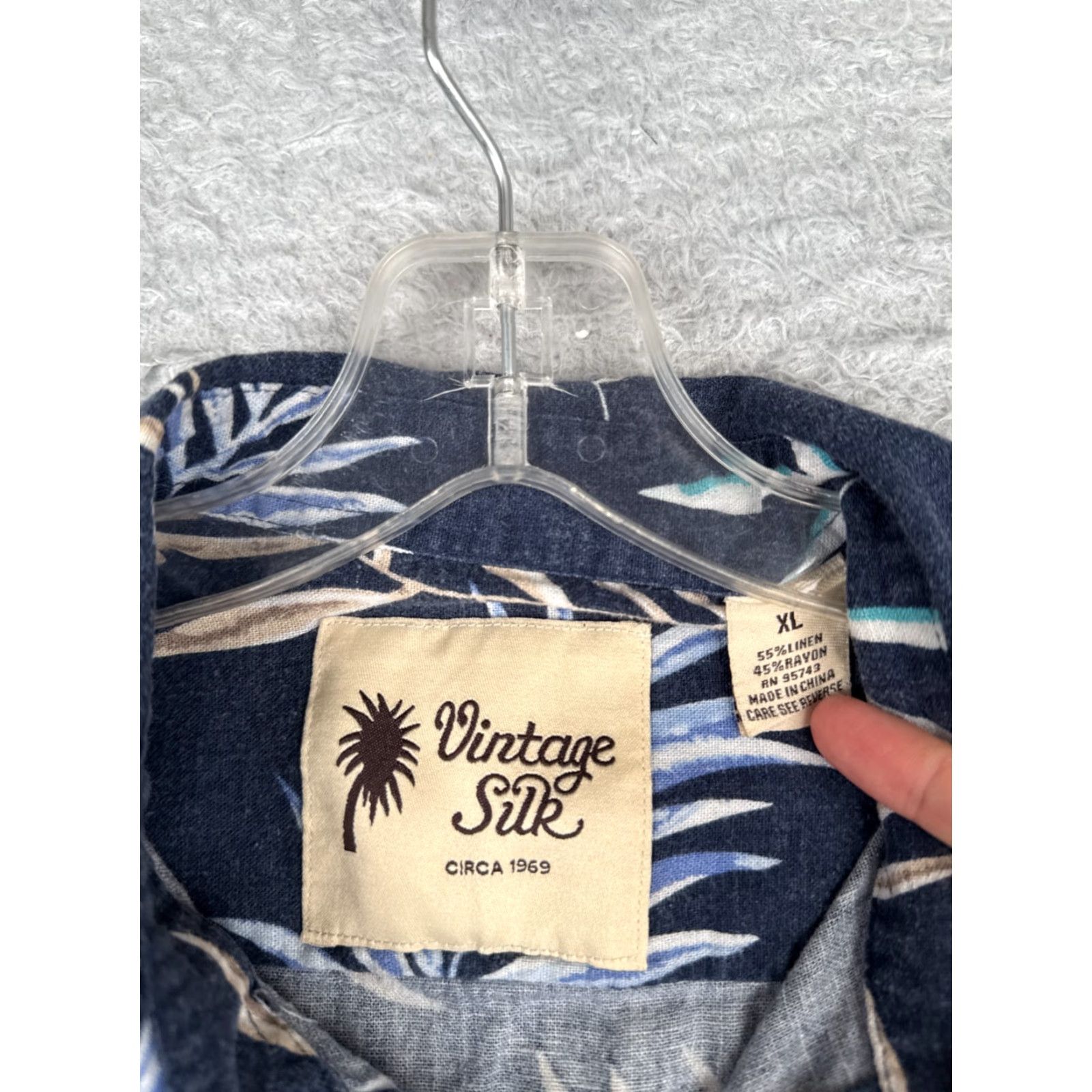 Vintage VINTAGE Vintage Silk Shirt Men XL Blue Leaf Linen Blend Button Hawaiian Beach Shirt Size US XL / EU 56 / 4 - 7 Thumbnail