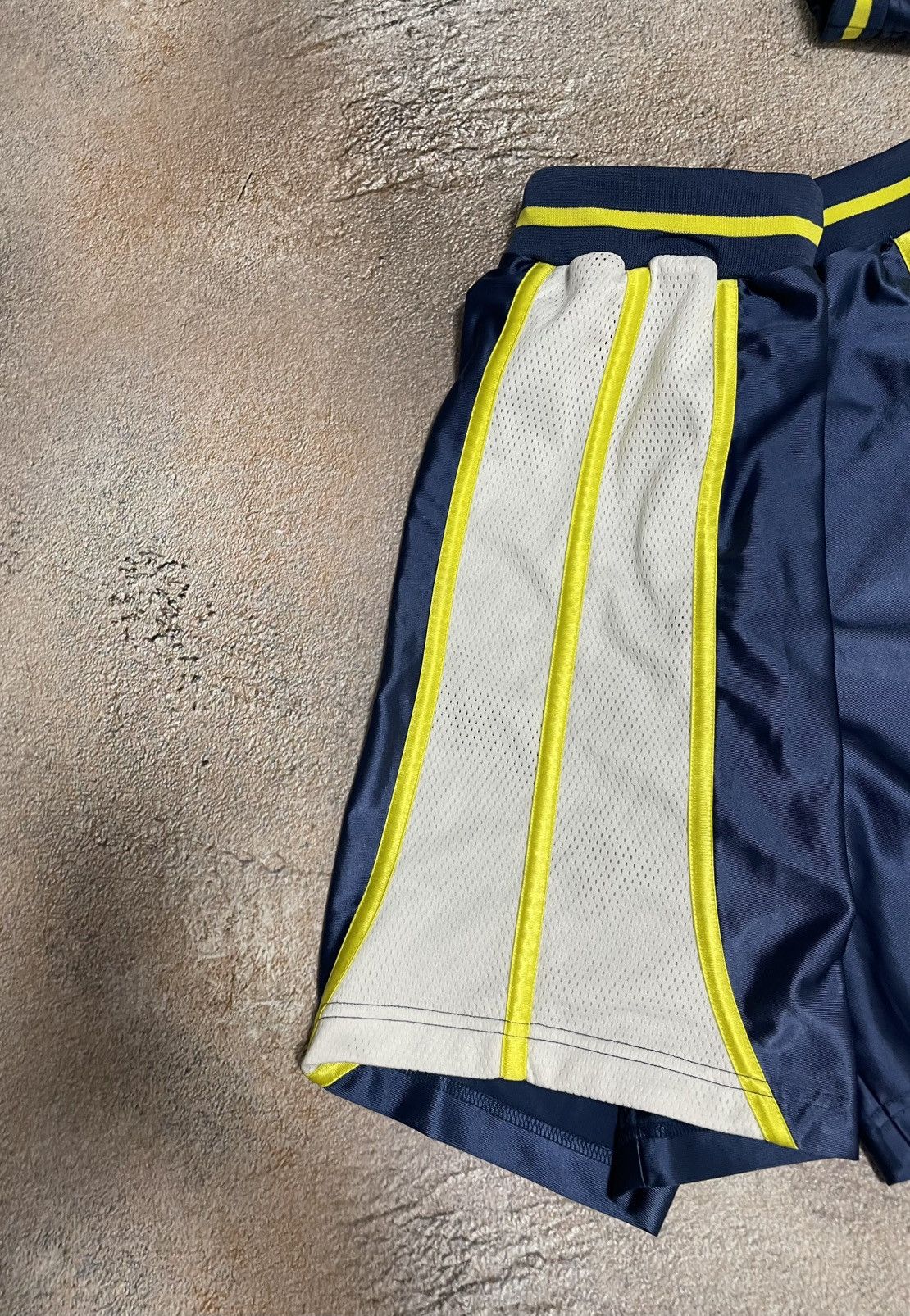 Adidas Vintage Adidas Center Logo Shorts T-Shirt Boxy Tracksuit Set Size US L / EU 52-54 / 3 - 8 Thumbnail