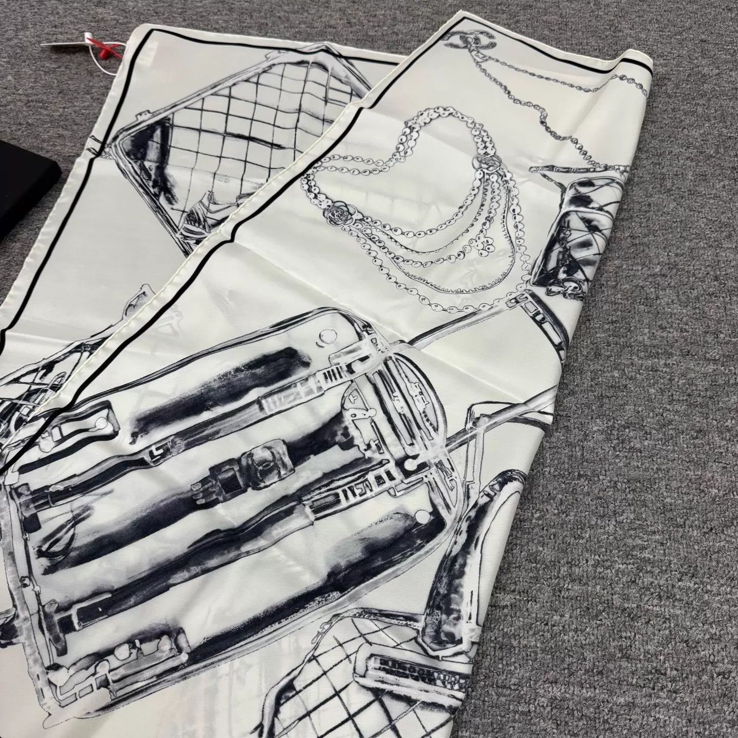 Chanel Chanel B&W sketch bag silk 90x90 unused boxed Size ONE SIZE - 2 Thumbnail