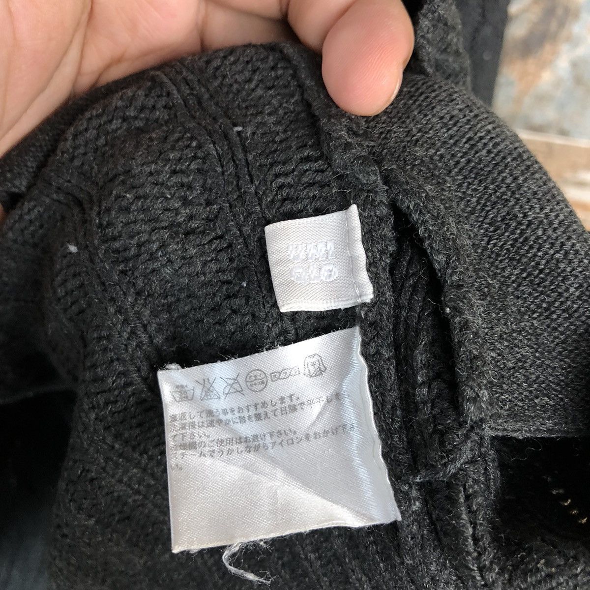 Uniqlo Uniqlo Black vintage Hoodie sweater #A2241 Size US XL / EU 56 / 4 - 11 Thumbnail