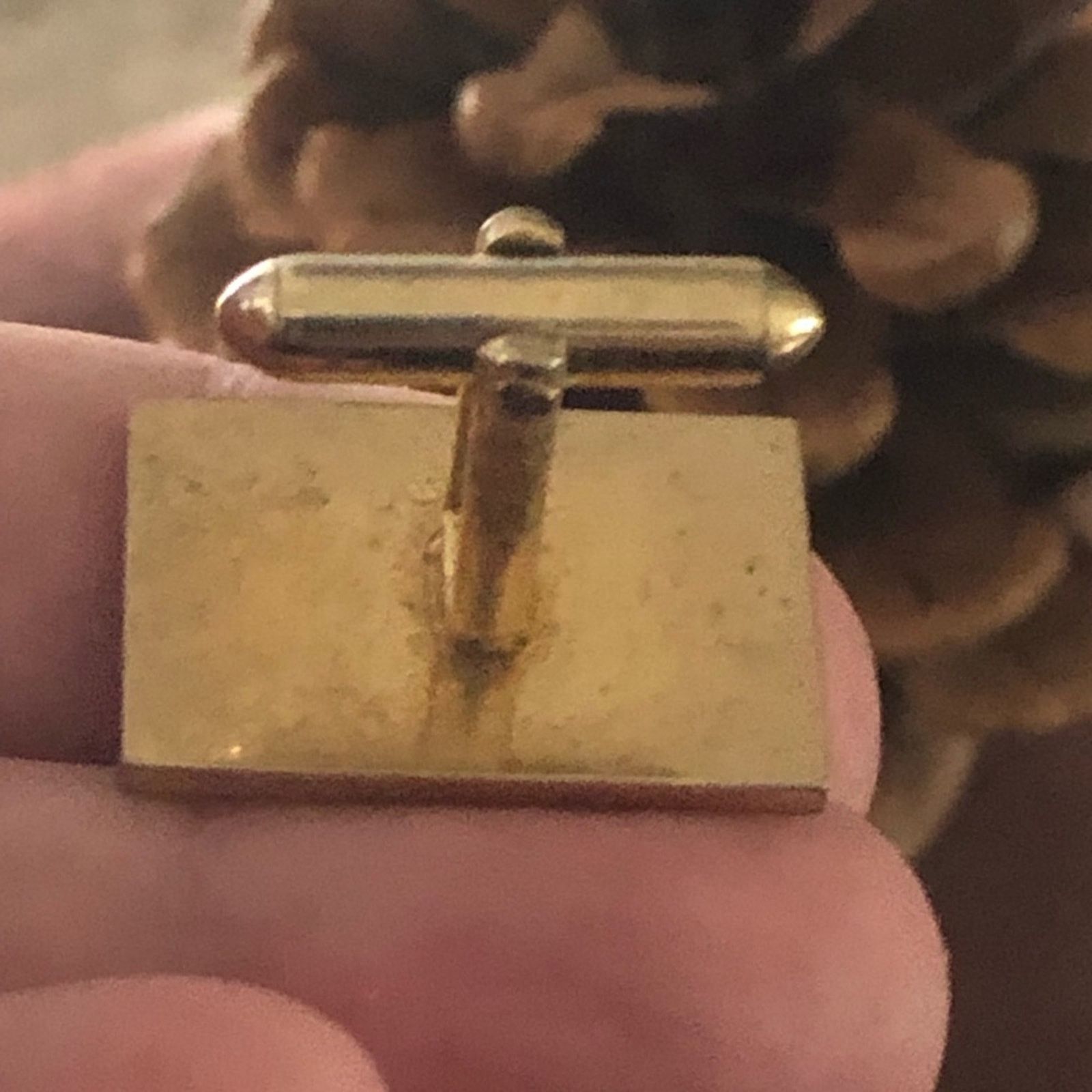 Vintage Vintage men’s textured gold plated faux ruby cuff link Size ONE SIZE - 4 Thumbnail