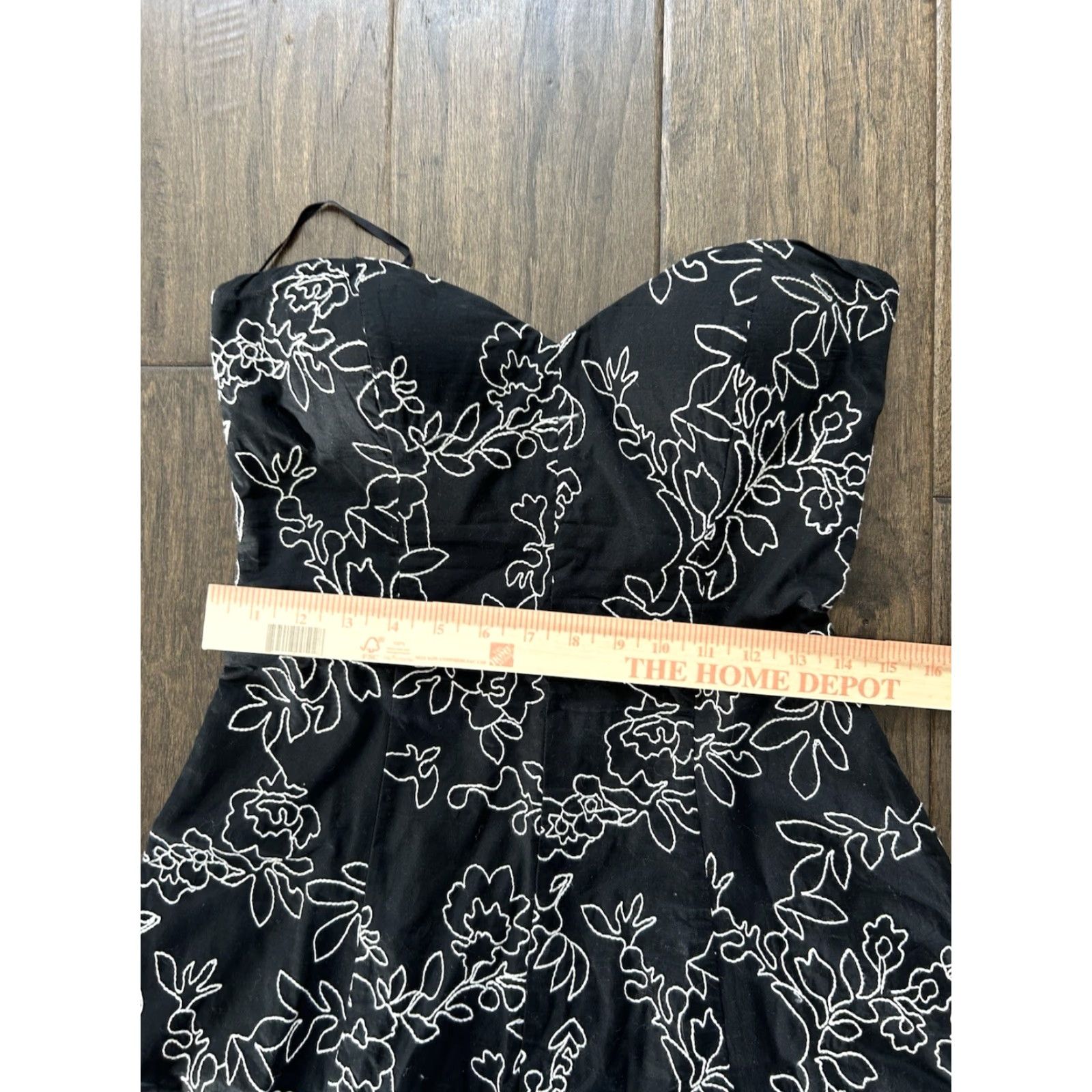 White House Black Market VINTAGE White House Black Market Strapless Embroidered Floral A Line Dress Women's 4 Black Dress Floral Embroidered Strapless Knee Length Women 4 Size S / US 4 / IT 40 - 3 Thumbnail
