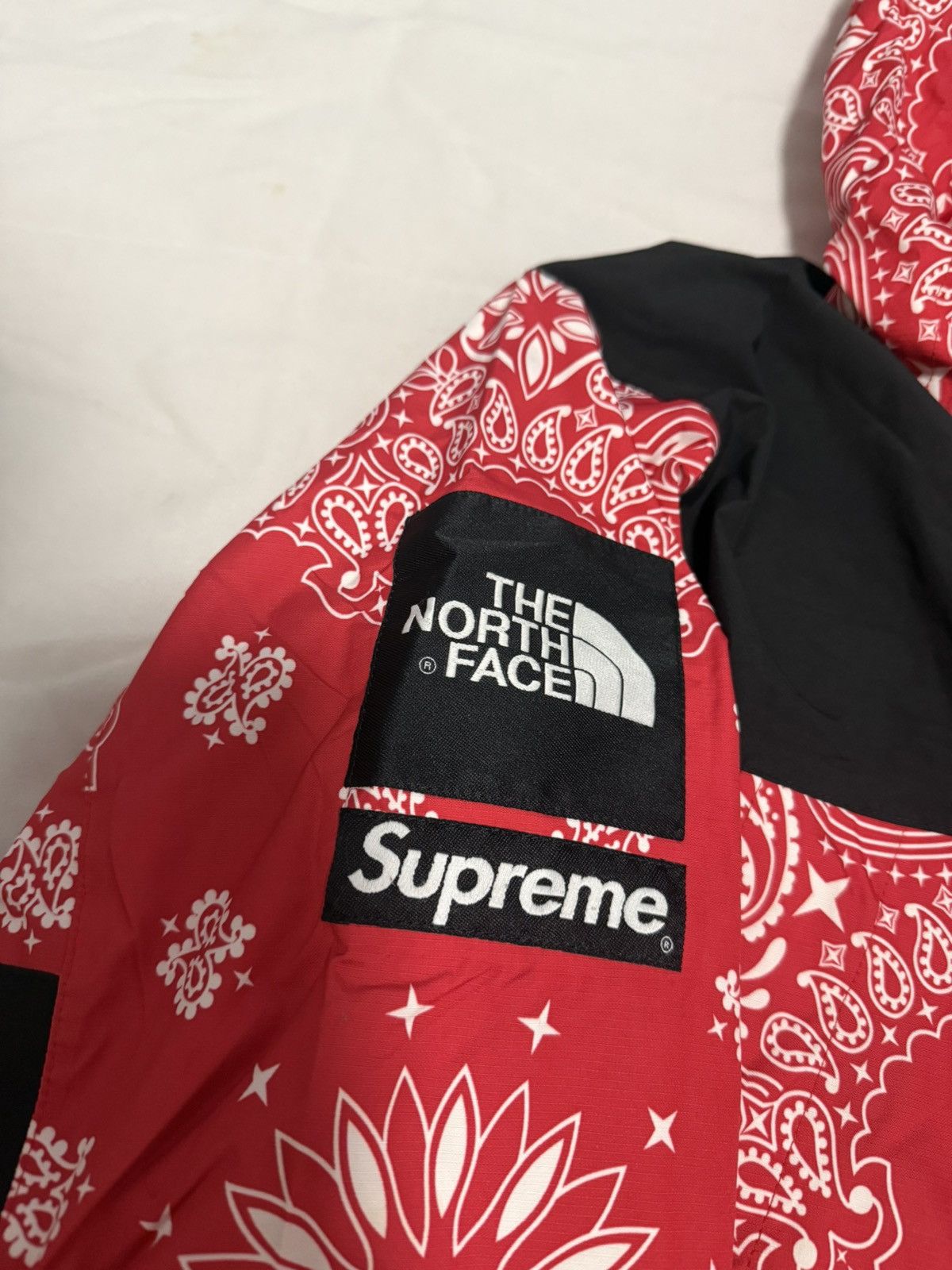 Supreme × The North Face Supreme north face tnf red bandana paisley mountain Jacket Size US M / EU 48-50 / 2 - 3 Thumbnail