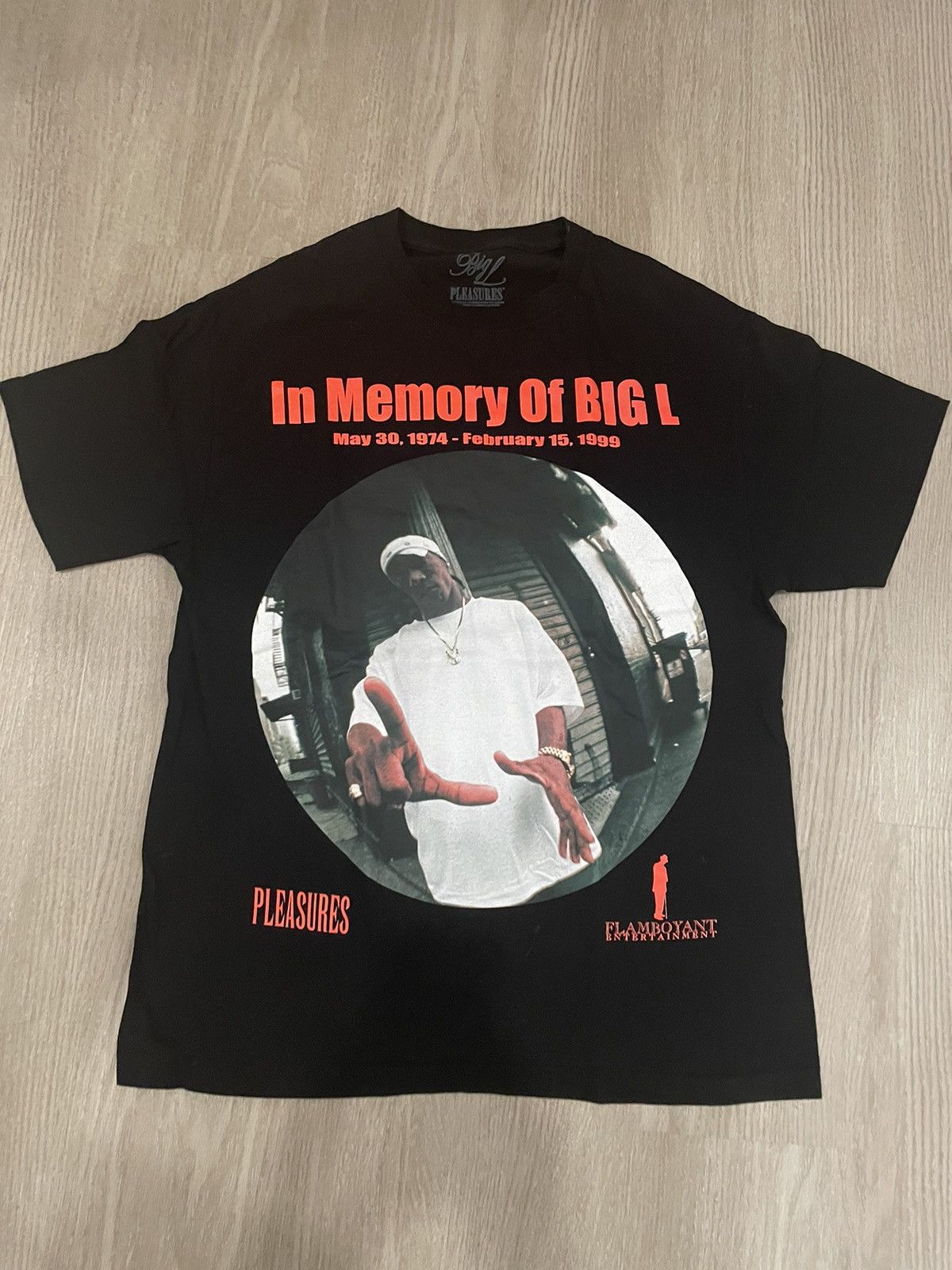 限定 PLEASURES Big L オフィシャルコラボ In Memory Tシャツ 限定 PLEASURES Big L オフィシャルコラボ In Memory Tシャツ