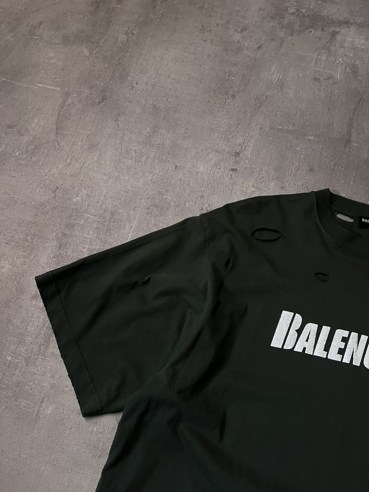 Balenciaga Balenciaga Caps destroyed T-shirt bottle green Size US XS / EU 42 / 0 - 3 Thumbnail
