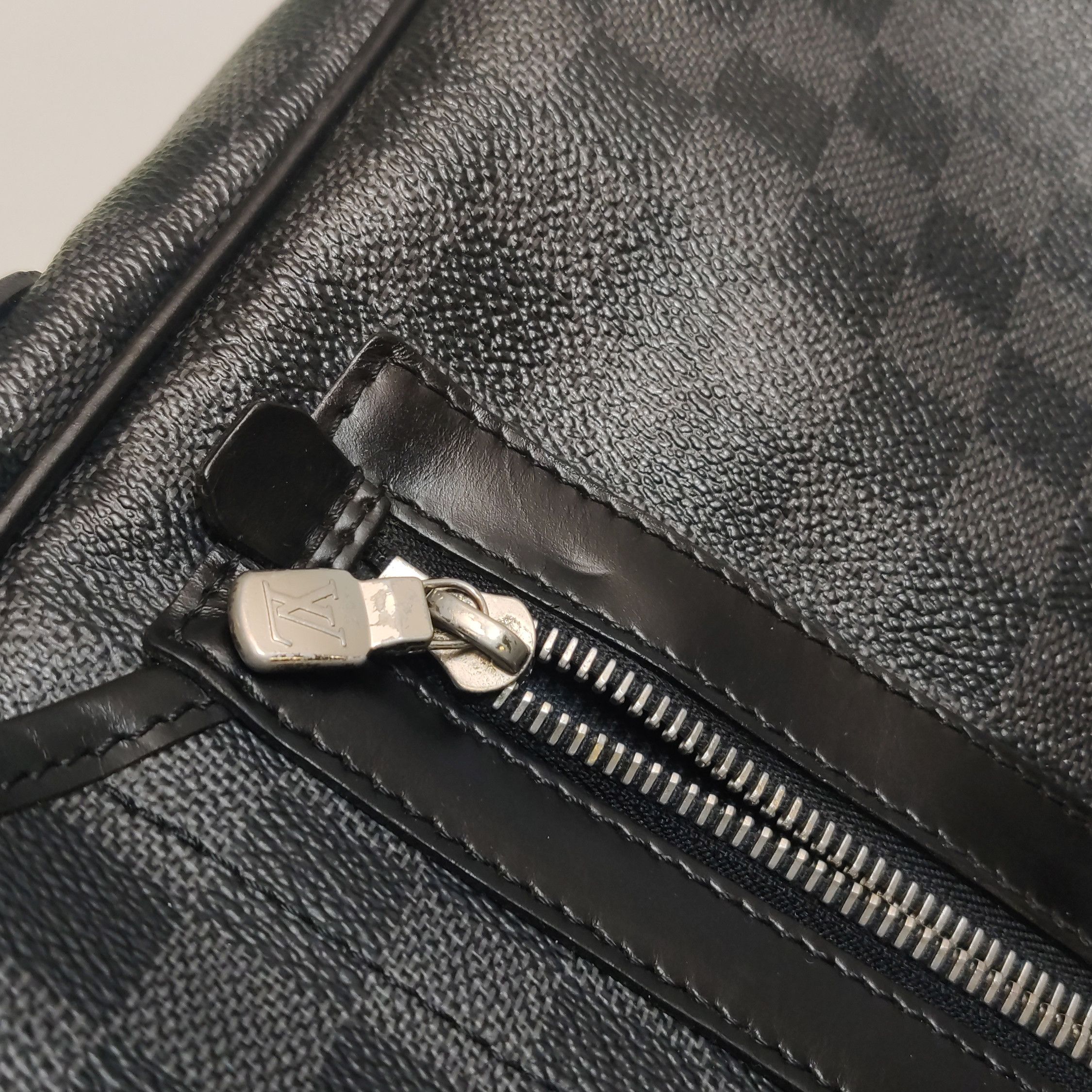 Louis Vuitton Louis Vuitton (LV) District leather checkerboard flap messe Size ONE SIZE - 6 Thumbnail