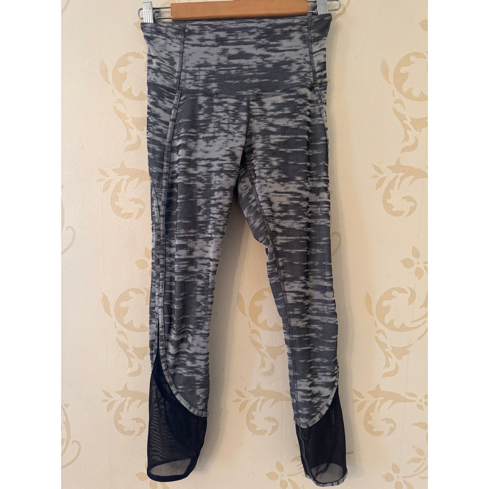 Lululemon Lululemon Gray Leggings Ladies w/Mesh Ankles Size 4 Size 27" / US 4 / IT 40 - 1 Thumbnail