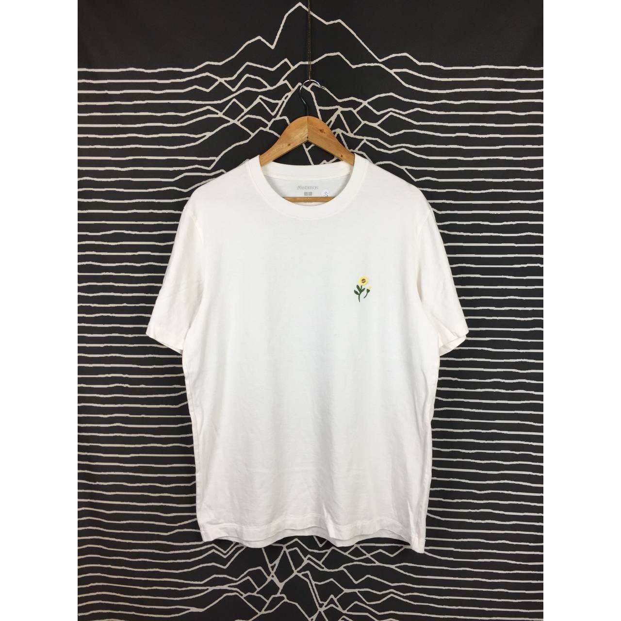 JW Anderson × Uniqlo JW Anderson X Uniqlo Flower Embroidered Logo Tee Size US L / EU 52-54 / 3 - 2 Thumbnail