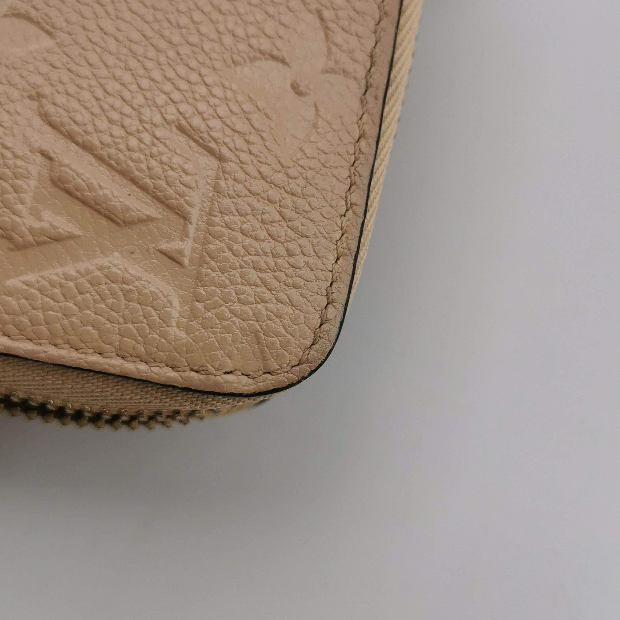 Louis Vuitton Louis Vuitton (LV) Zippy leather embossed monogram zip arou Size ONE SIZE - 7 Thumbnail