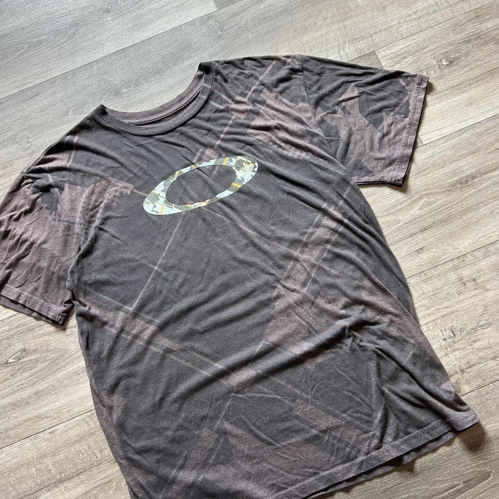 Oakley Vintage y2k Oakley Brown Graphic t shirt size L Size US L / EU 52-54 / 3 - 2 Thumbnail
