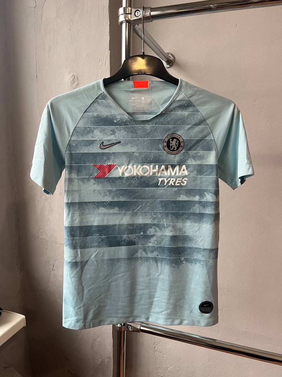 Nike 2018/19 CHELSEA FC THIRD SOCCER FOOTBALL JERSEY SHIRT XL BOY Size US S / EU 44-46 / 1 - 2 Thumbnail