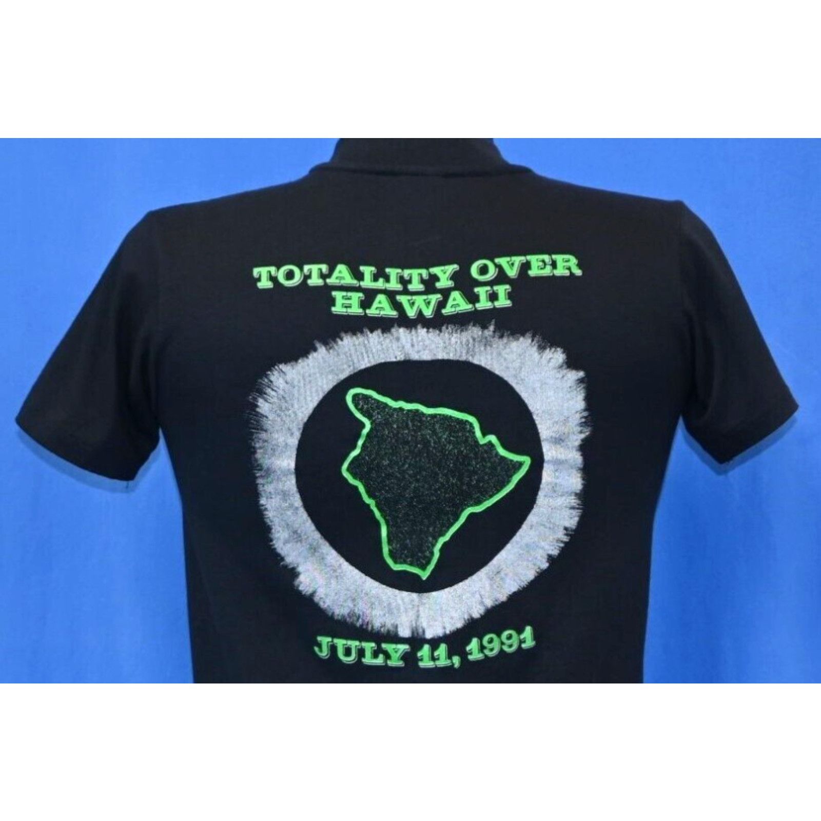 image of Vintage 90's Totality Over Hawaii Solar Eclipse Black 1991 Pocket T-Shirt Small S in White, Men's