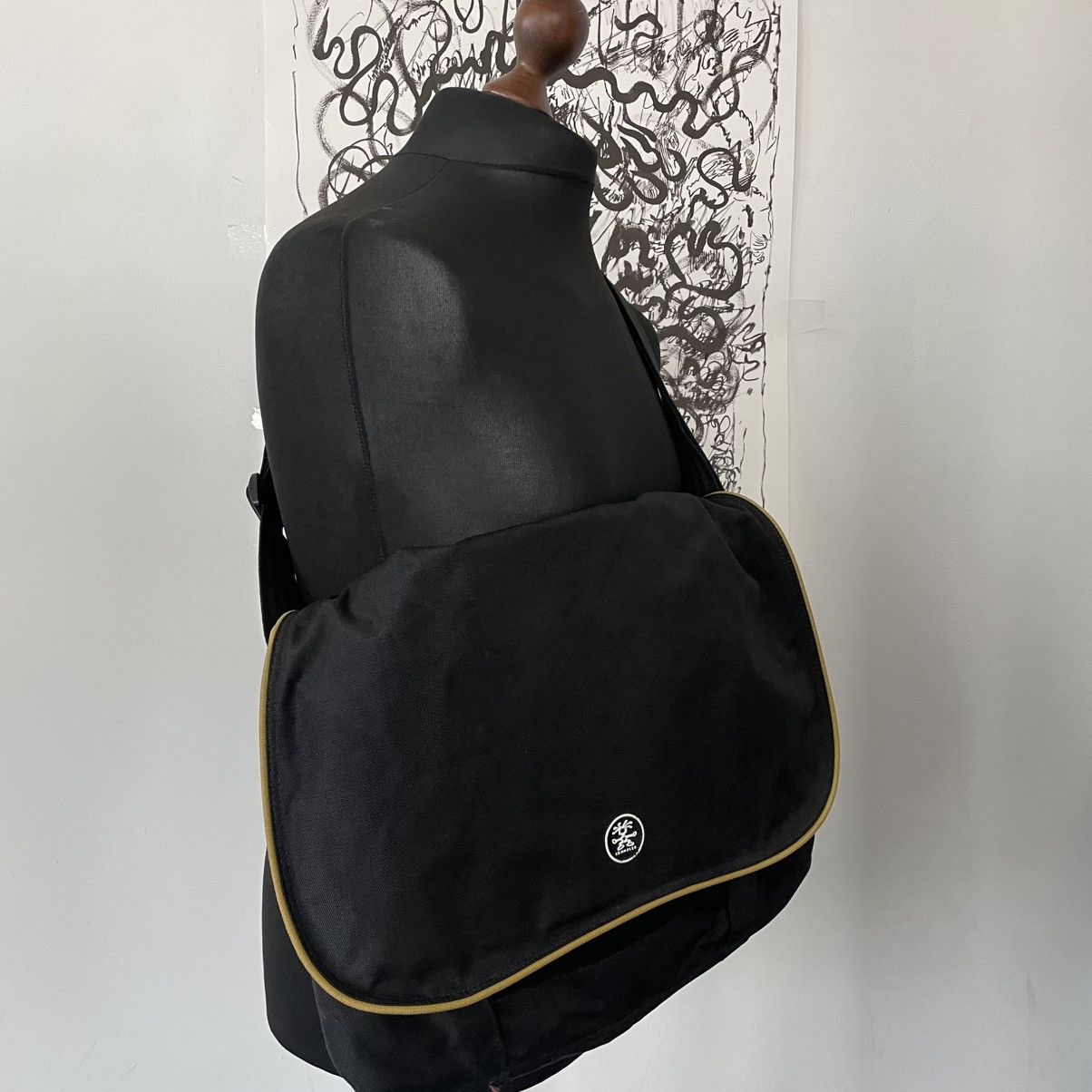 Crumpler × Japanese Brand 🔥HYPE🔥Crumpler Silver Dig Messenger Bag Black XL size Size ONE SIZE - 5 Thumbnail