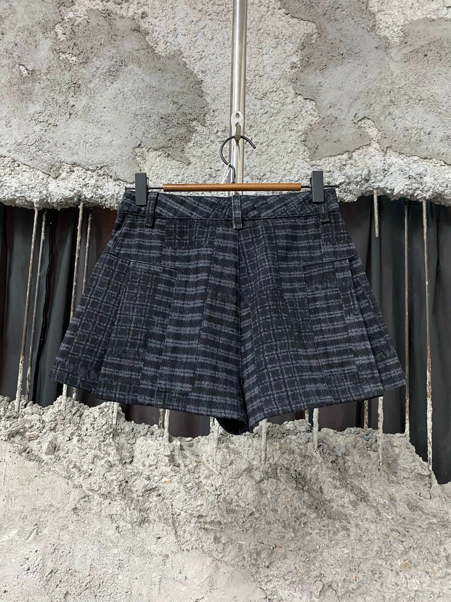 Chanel Chanel Denim Shorts Size: 34 Condition: Size 34" / US 12 / IT 48 - 2 Thumbnail