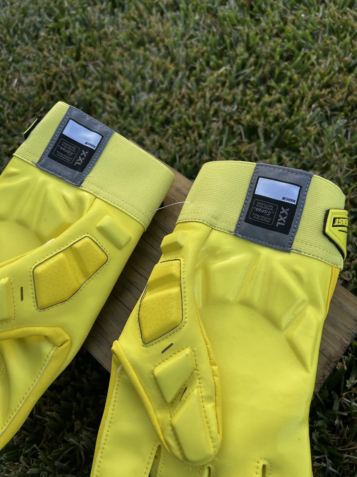 NCAA × Nike RARE Nike Oregon Ducks Hyperbeast 2.0 Football Gloves XXL Size ONE SIZE - 4 Thumbnail