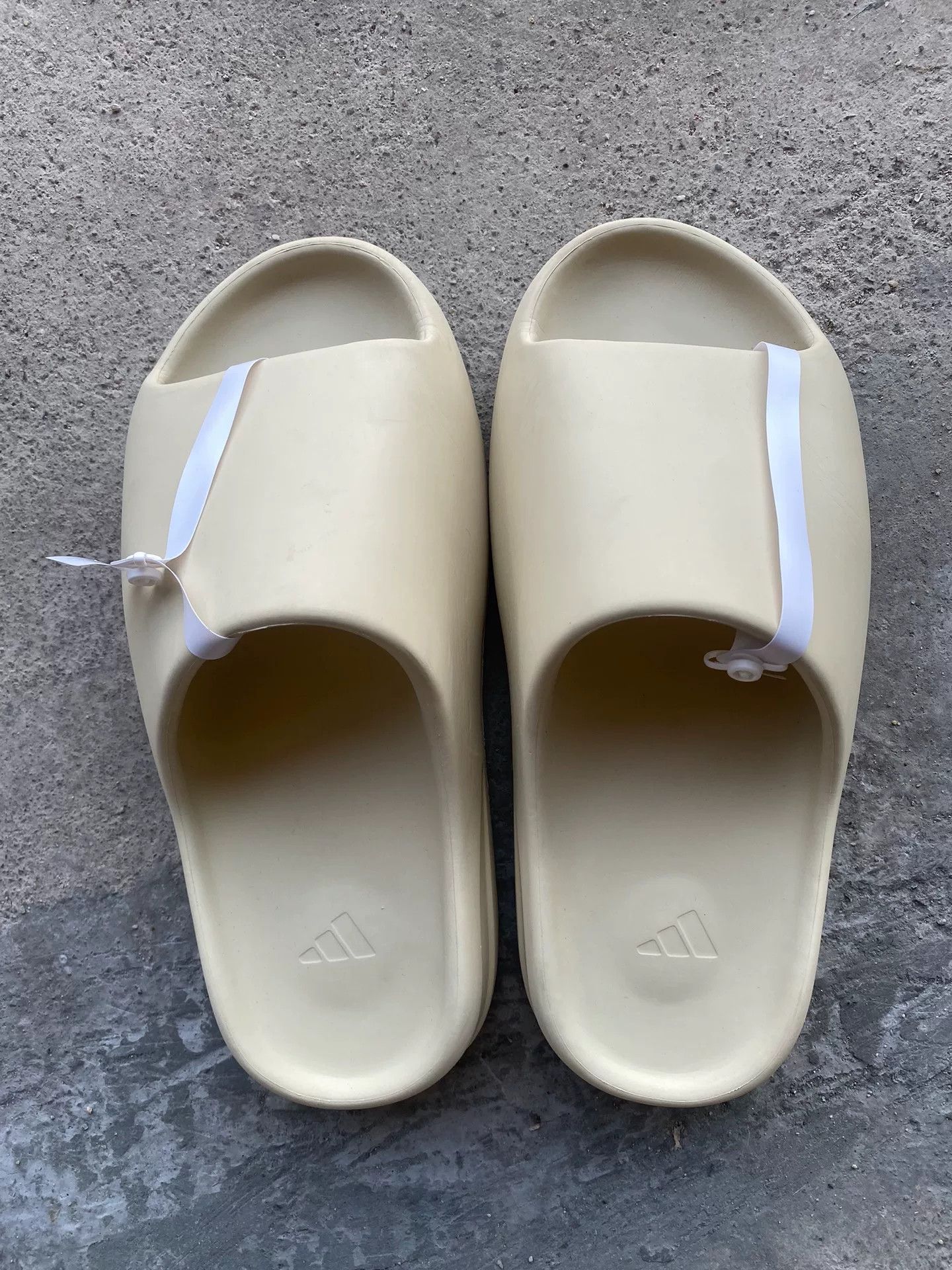 Yeezy Yeezy White Lowtop Sneakers 9 Men Size US 9 / EU 42 - 1 Thumbnail