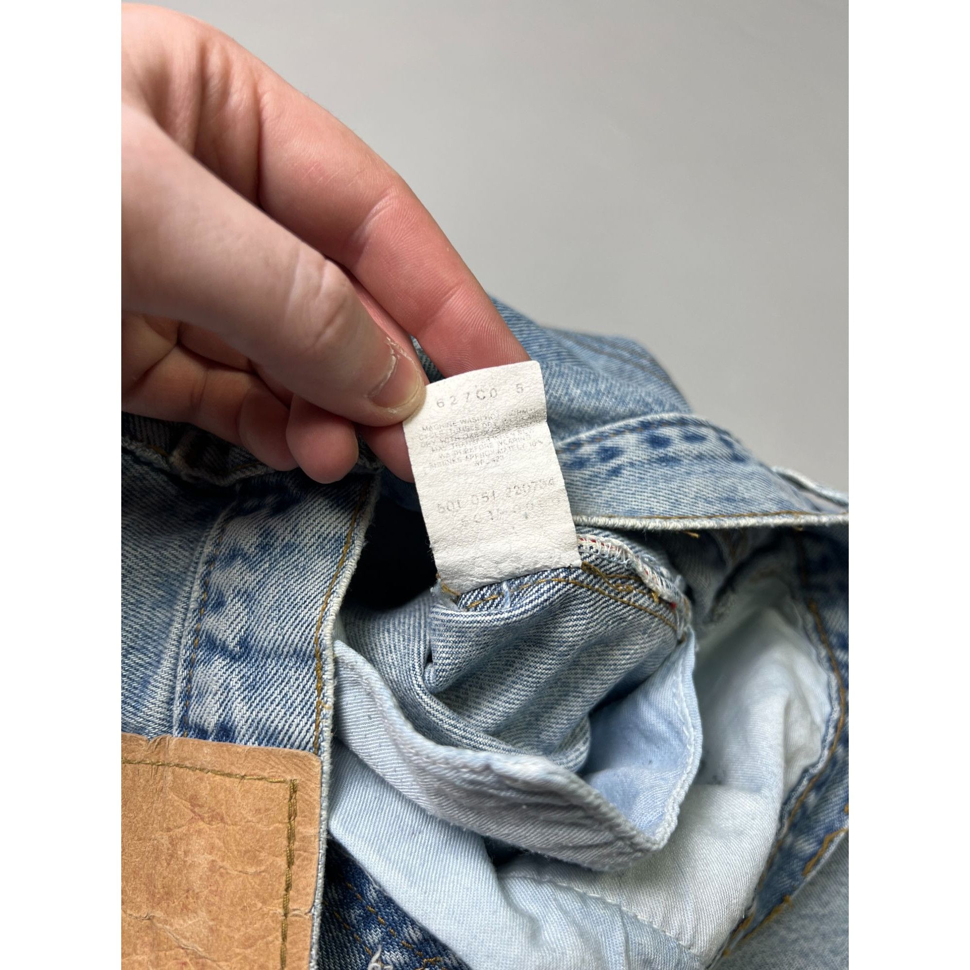 Levi's Vintage Clothing Levi’s Made in USA Vintage Light Wash Denim Jeans (Y1053) Size US 32 / EU 48 - 9 Thumbnail