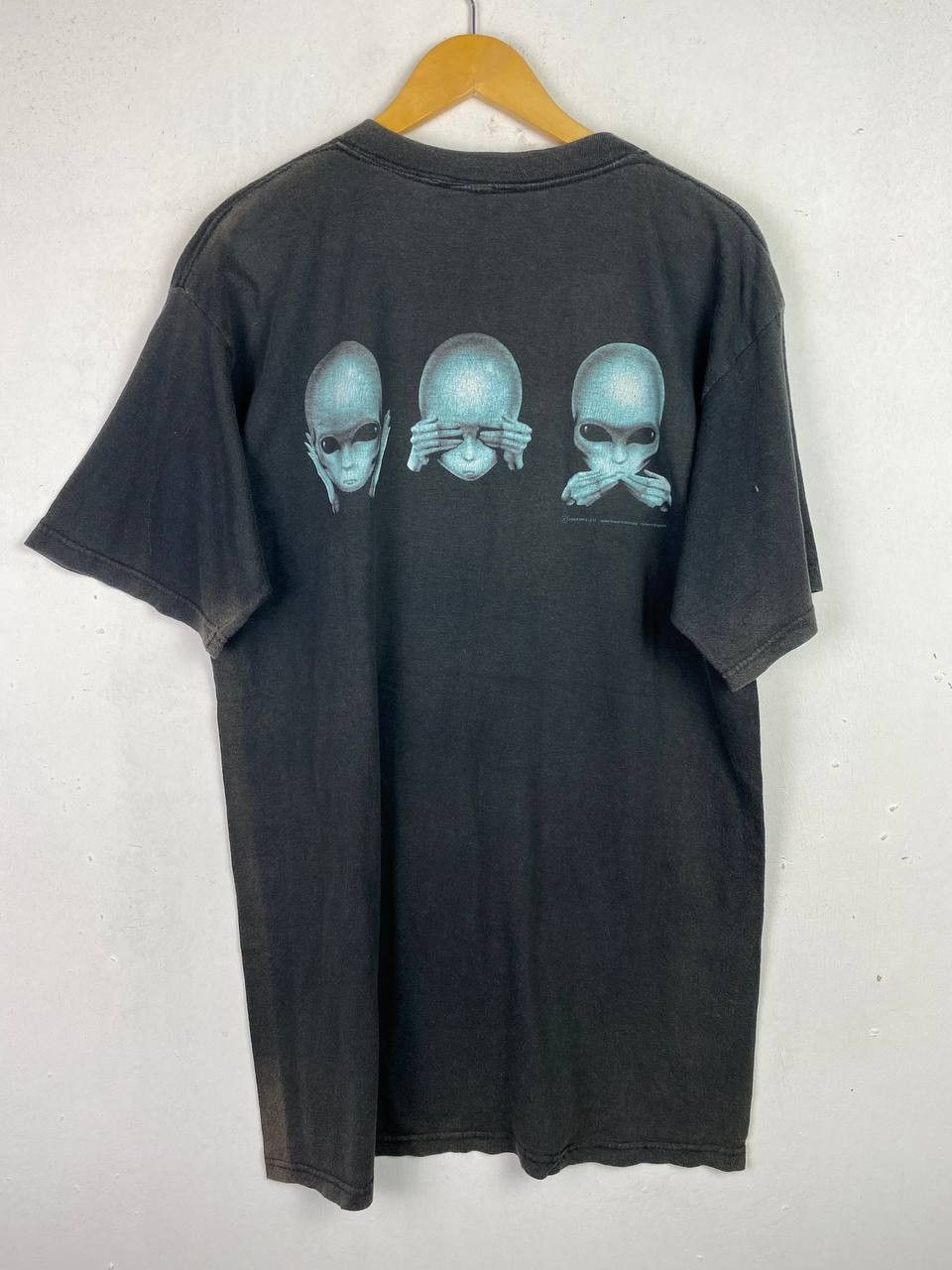 Vintage vintage RARE 90s alien faded tee nice design Size US L / EU 52-54 / 3 - 7 Thumbnail