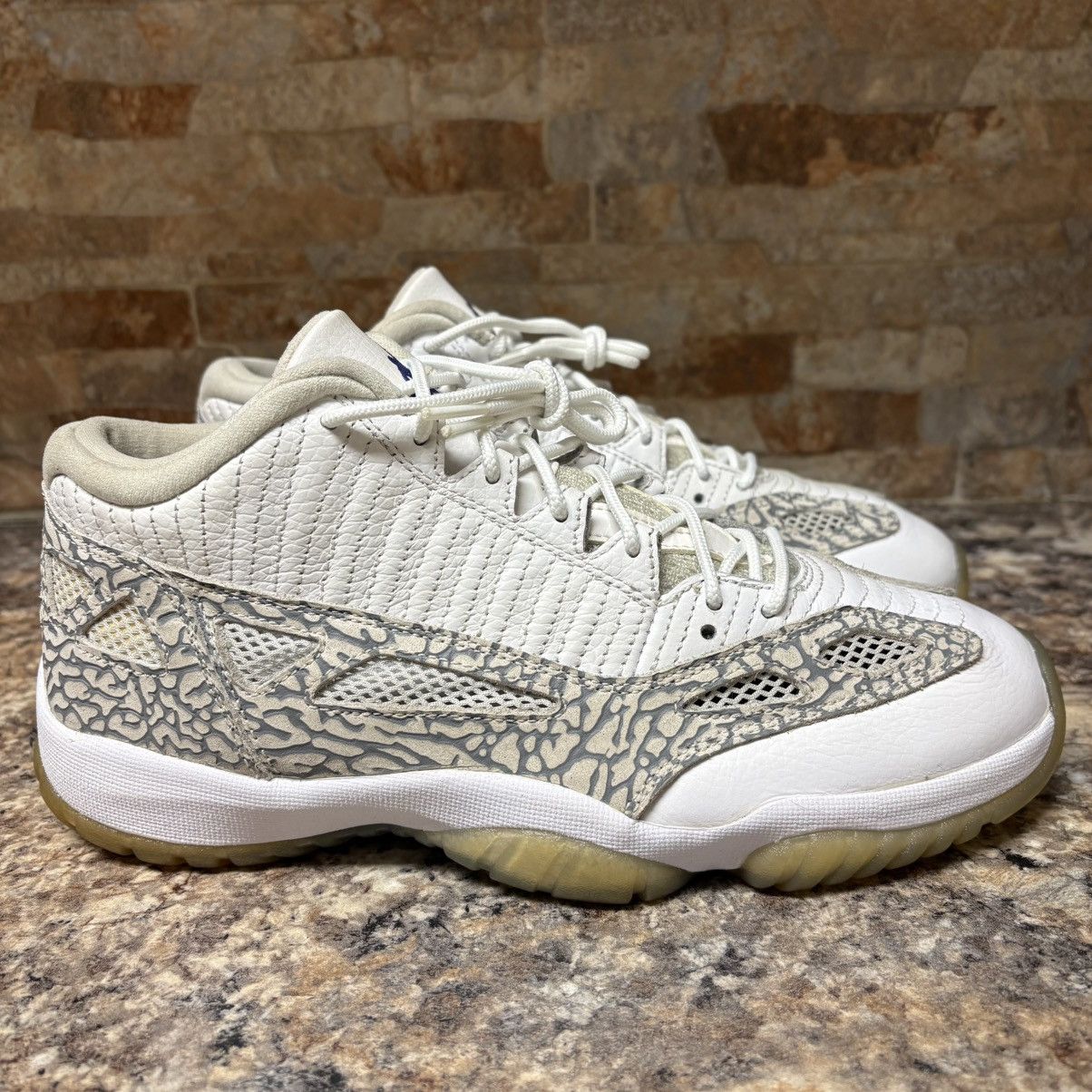 Jordan Brand Air Jordan 11 Low IE Cobalt 2015 Size 8 Size US 8 / EU 41 - 4 Thumbnail