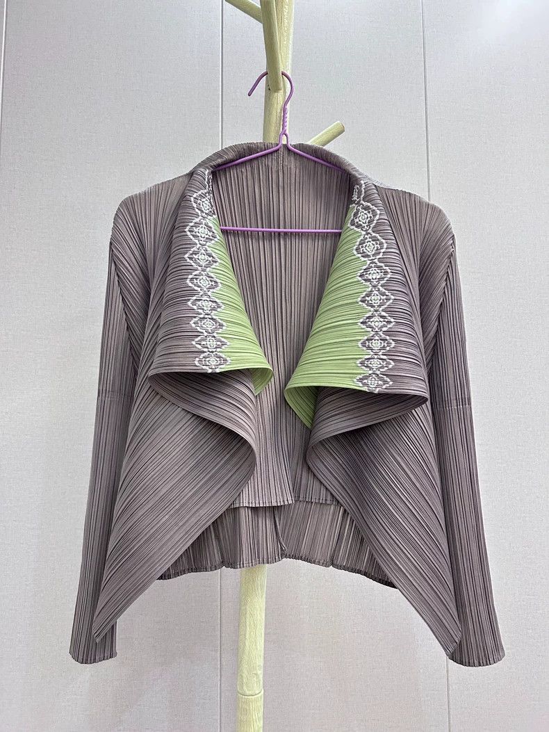 Issey Miyake Issey Miyake Embroidered pleated coat Size M / US 6-8 / IT 42-44 - 3 Thumbnail