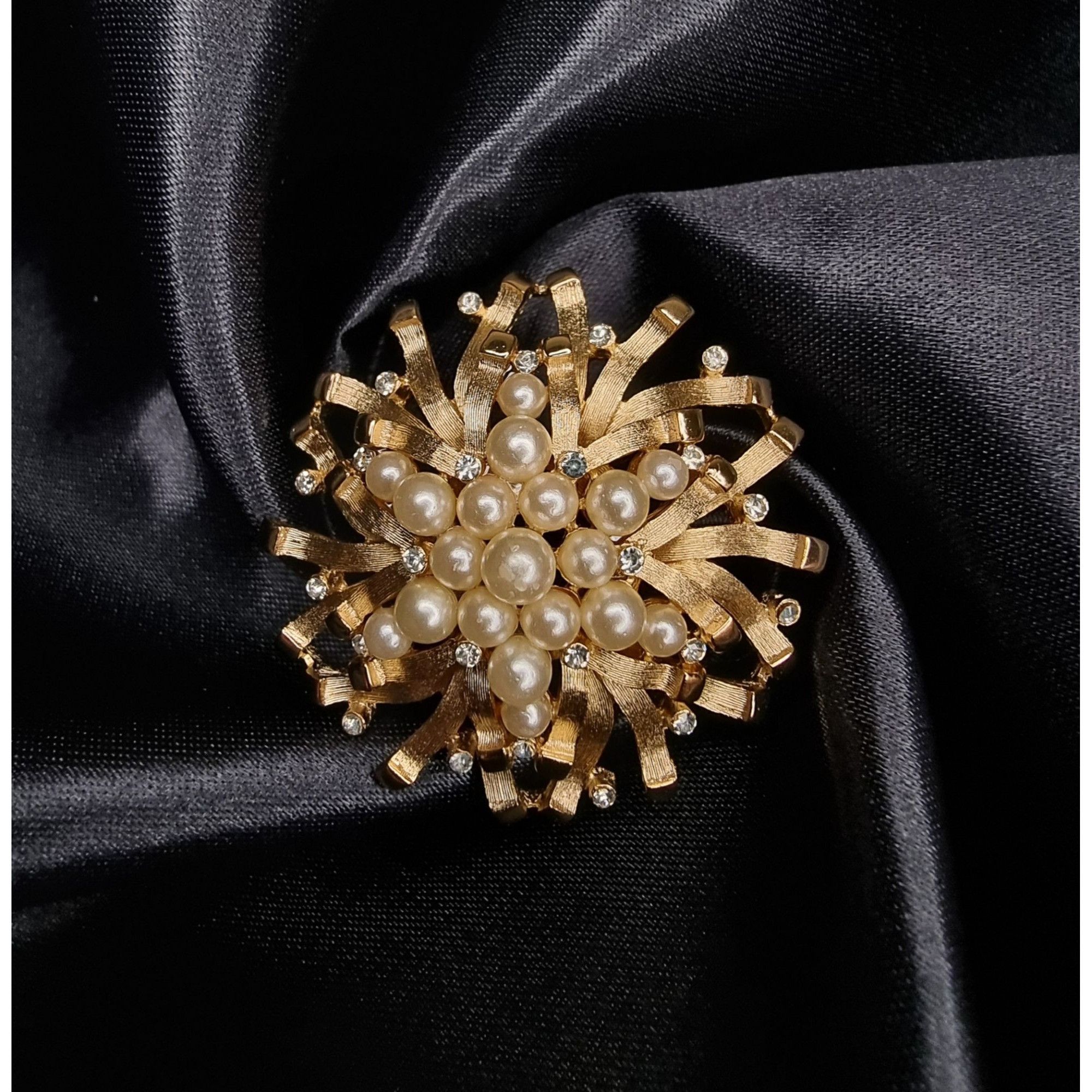 Vintage Vintage 1960s Trifari Gold-Tone Brooch W/ Faux Pearls & Rhin Size ONE SIZE - 3 Thumbnail