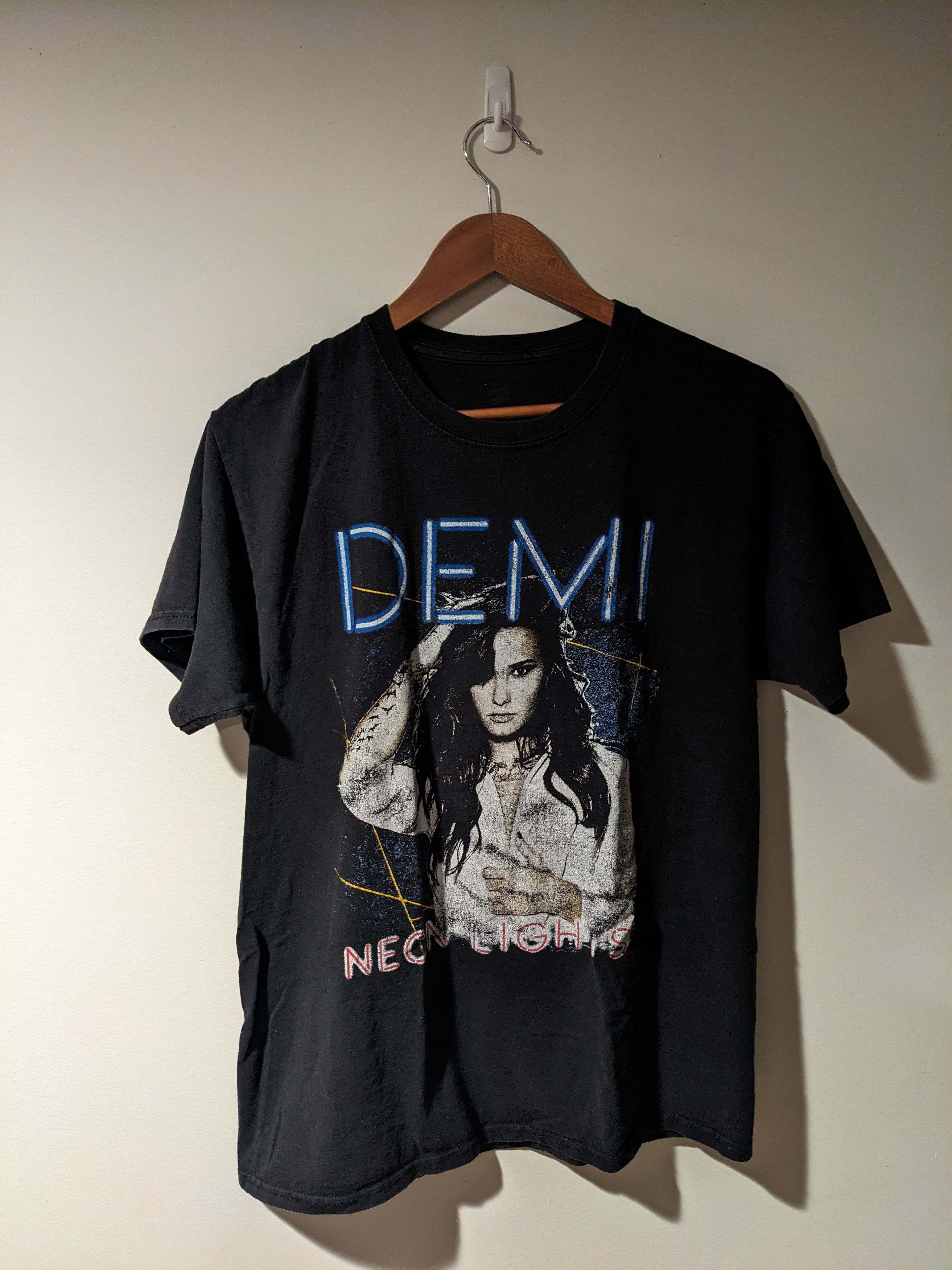 Band Tees × Vintage Vintage Demi Lovato 2014 Neon Lights Parking Boot T-Shirt Size US M / EU 48-50 / 2 - 3 Thumbnail