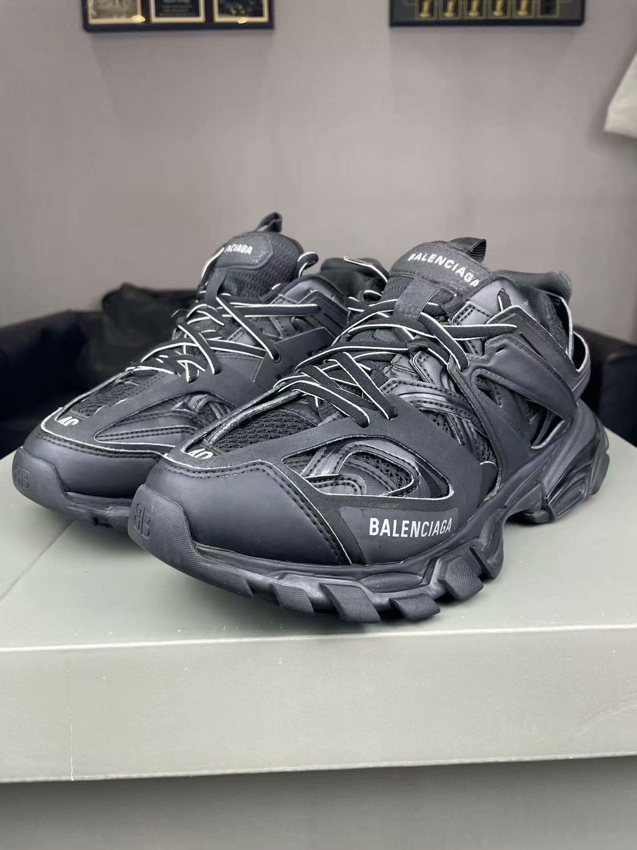 Balenciaga Balenciaga Black Lowtop Sneakers 7.5 Men Size US 7.5 / EU 40-41 - 1 Thumbnail