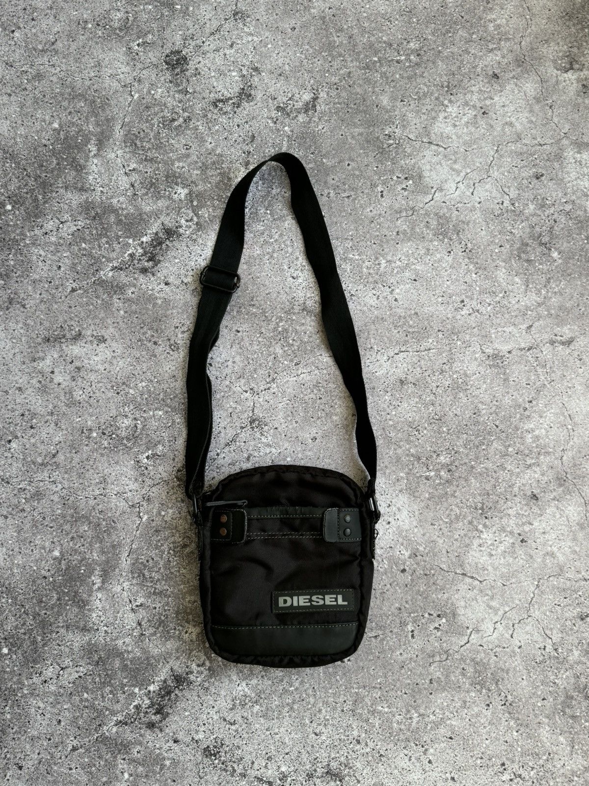 Diesel × Vintage Vintage Diesel distressed Y2K crossbody messenger bag Size ONE SIZE - 1 Thumbnail