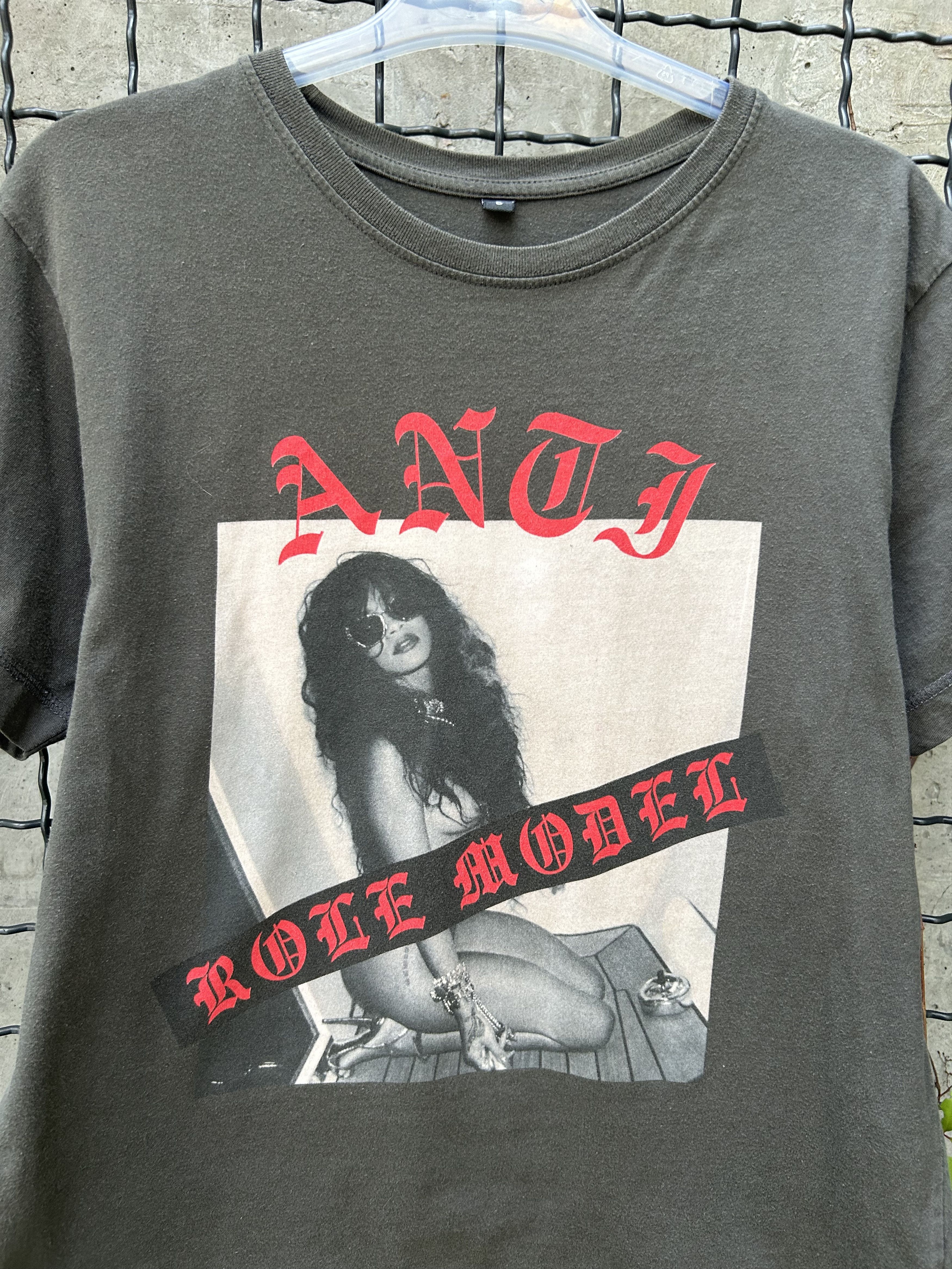 Band Tees Vintage 2000s Rihanna Anti World Tour T-shirt Size US S / EU 44-46 / 1 - 3 Thumbnail