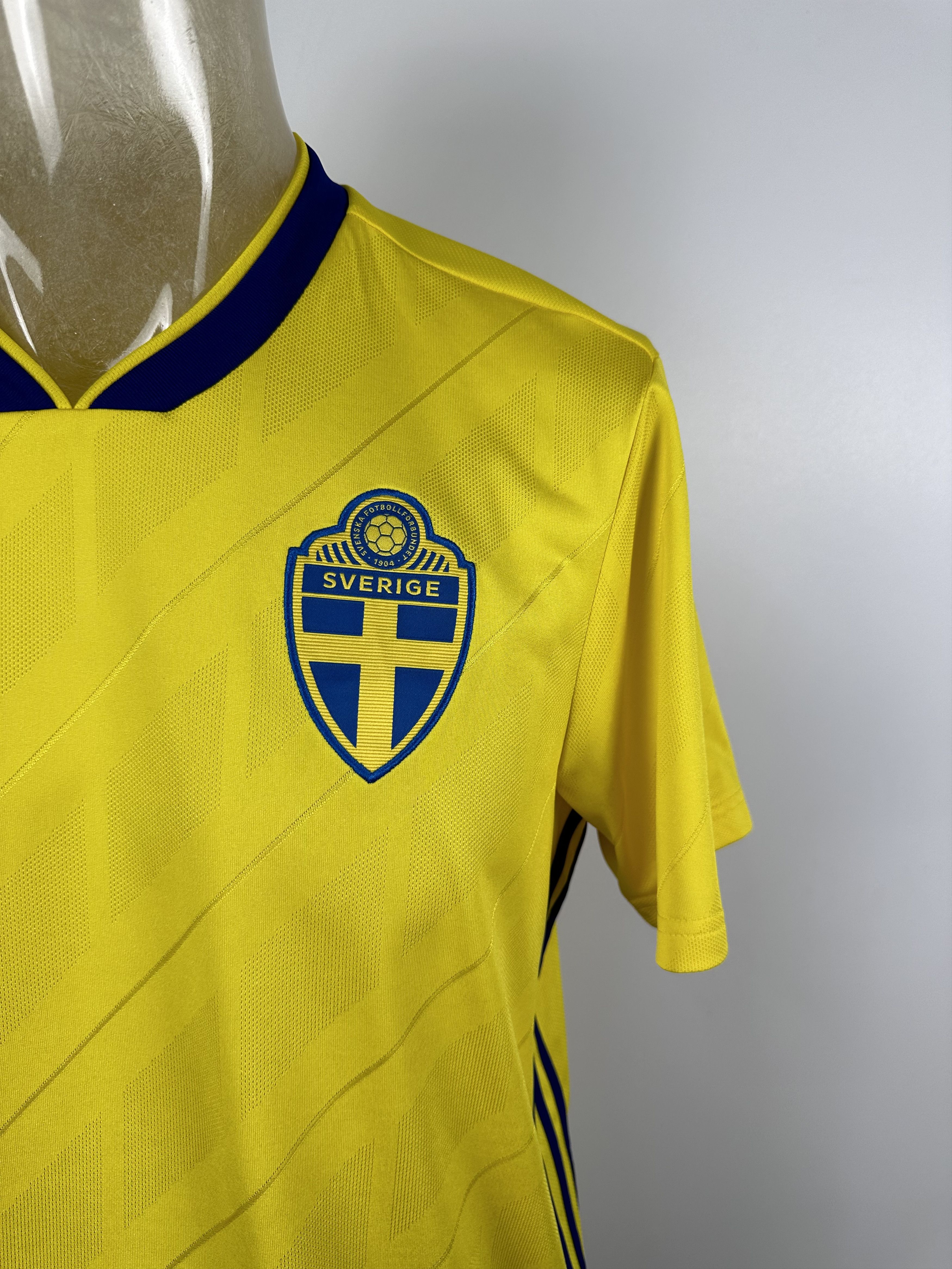 Adidas SWEDEN 2018 2019 FOOTBALL SHIRT SOCCER JERSEY NIKE Size L Size US L / EU 52-54 / 3 - 2 Thumbnail