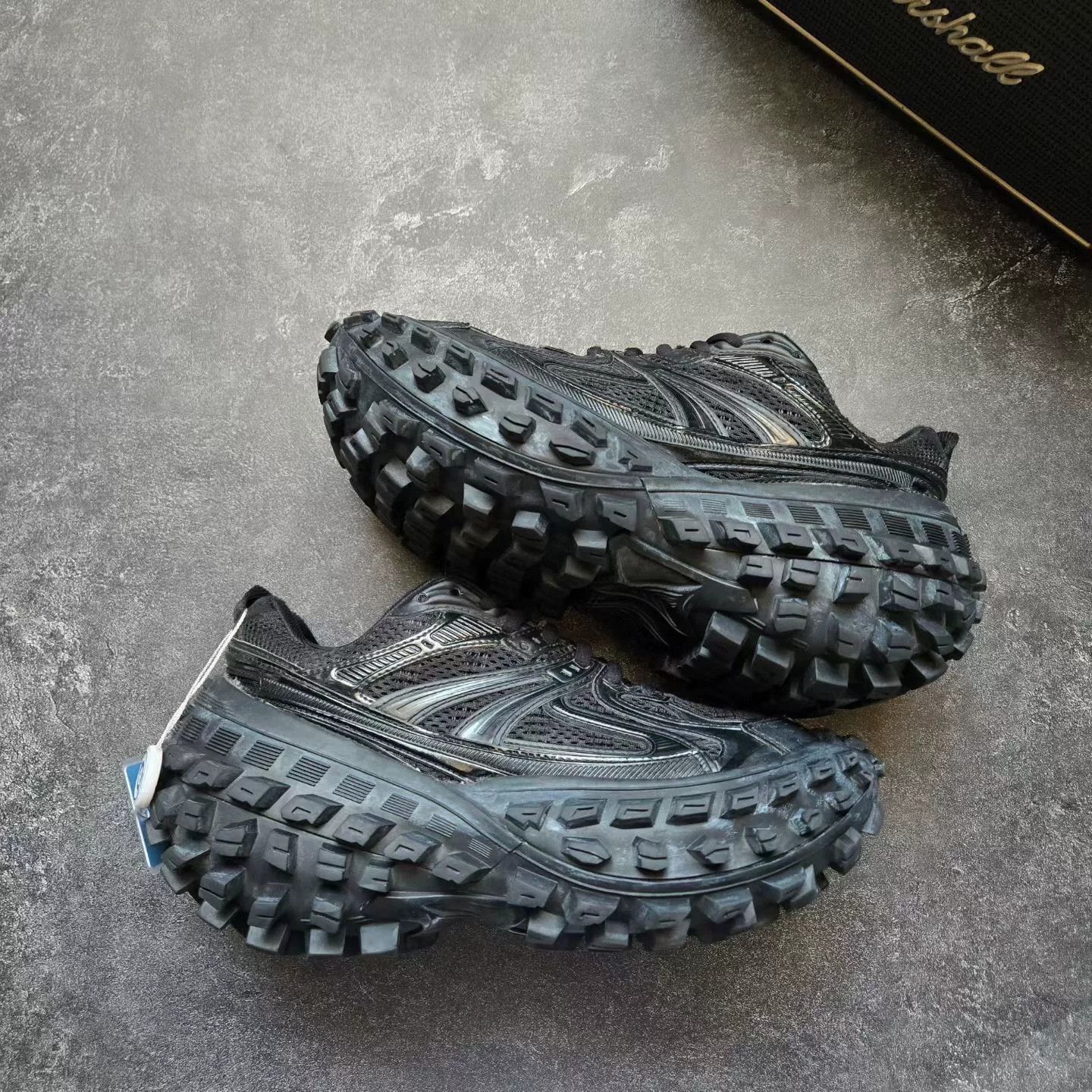 Balenciaga Balenciaga Black Lowtop Sneakers 37 Women Size US 6.5 / IT 36.5 - 1 Thumbnail