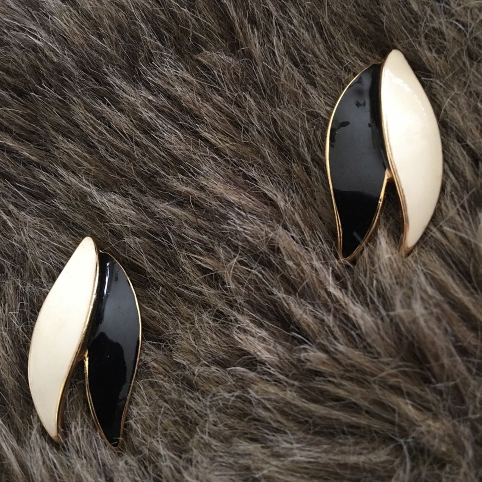 Vintage Vintage 80s black/cream enamel pierced earrings Size ONE SIZE - 2 Thumbnail