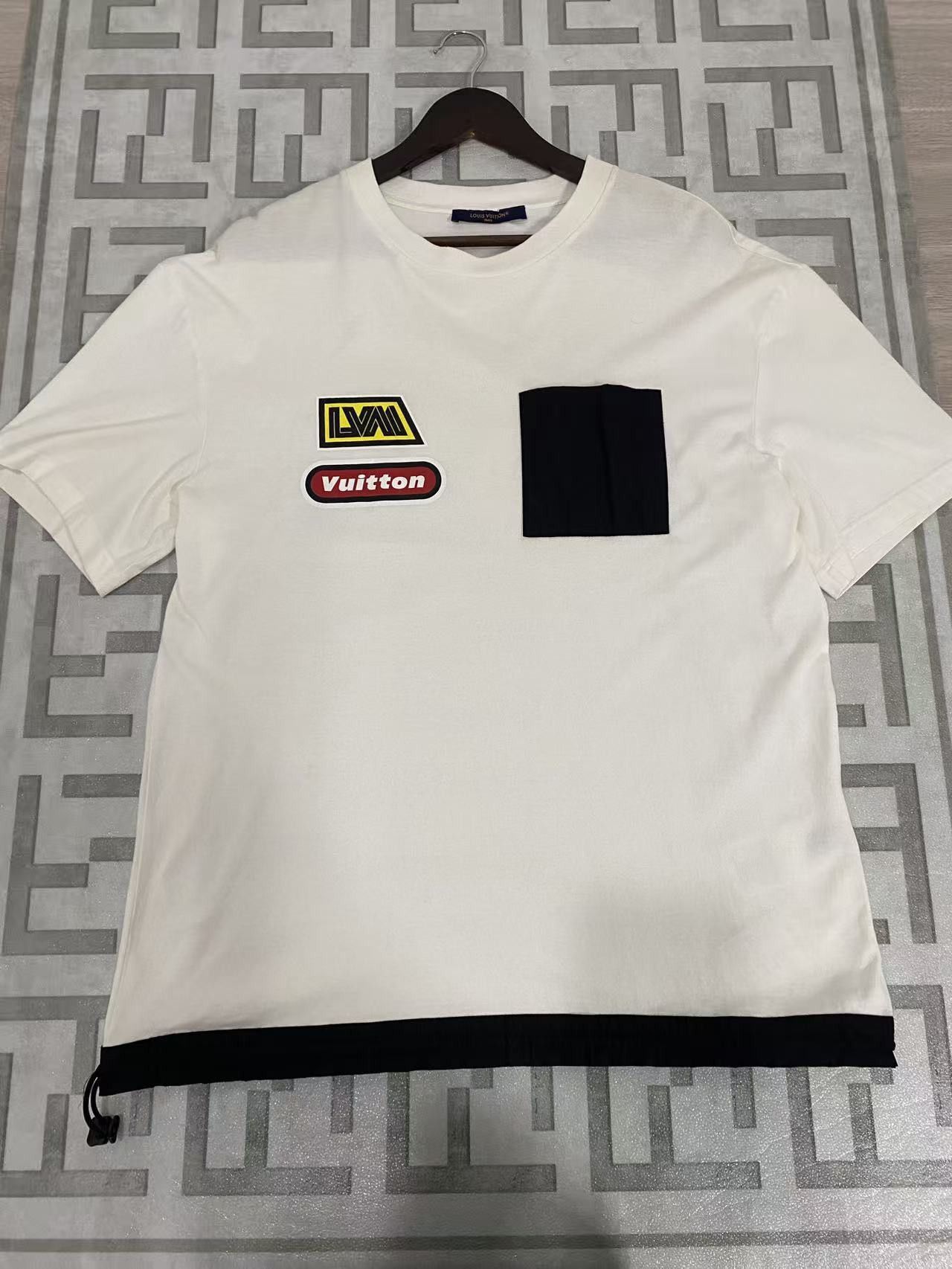 Louis Vuitton Louis Vuitton Patch Pocket T-Shirt Size L Size US L / EU 52-54 / 3 - 1 Thumbnail