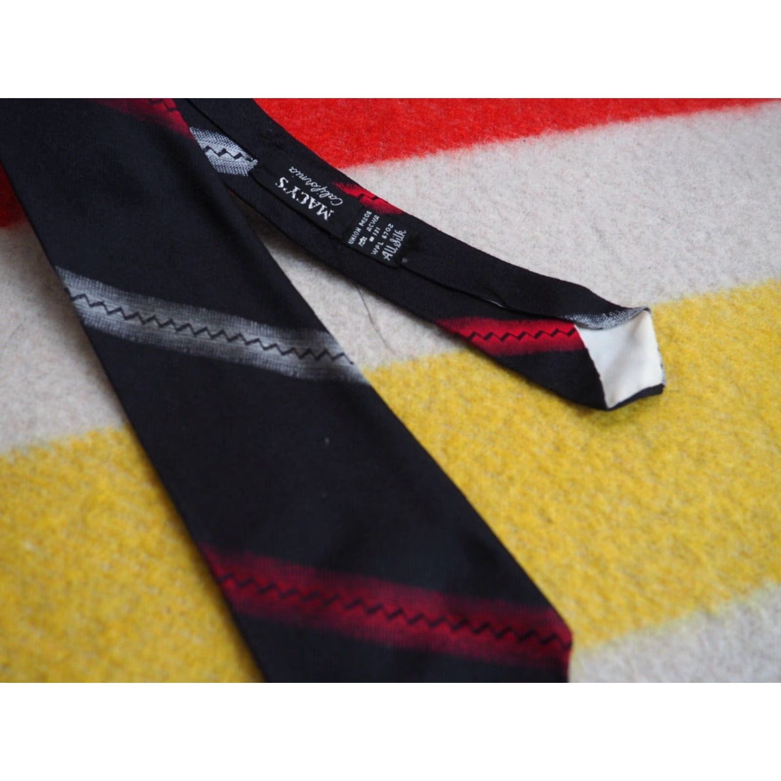 Vintage VTG 50s Vega de Madrid Macy's California Red Black Silk Ivy Rockabilly 2.5" Tie Size ONE SIZE - 2 Thumbnail