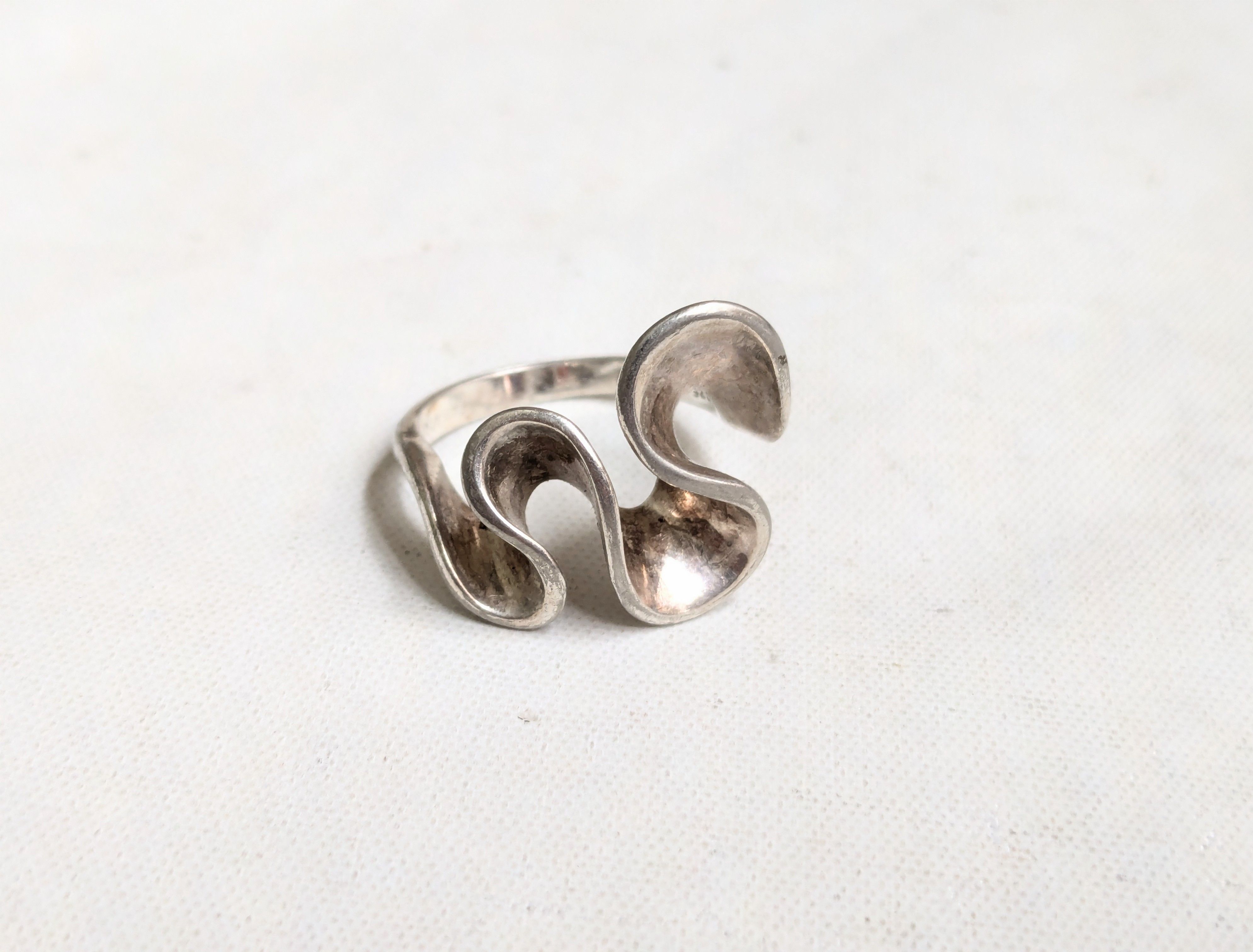Sterling Silver Ring Wavy 8 Modern Abstract