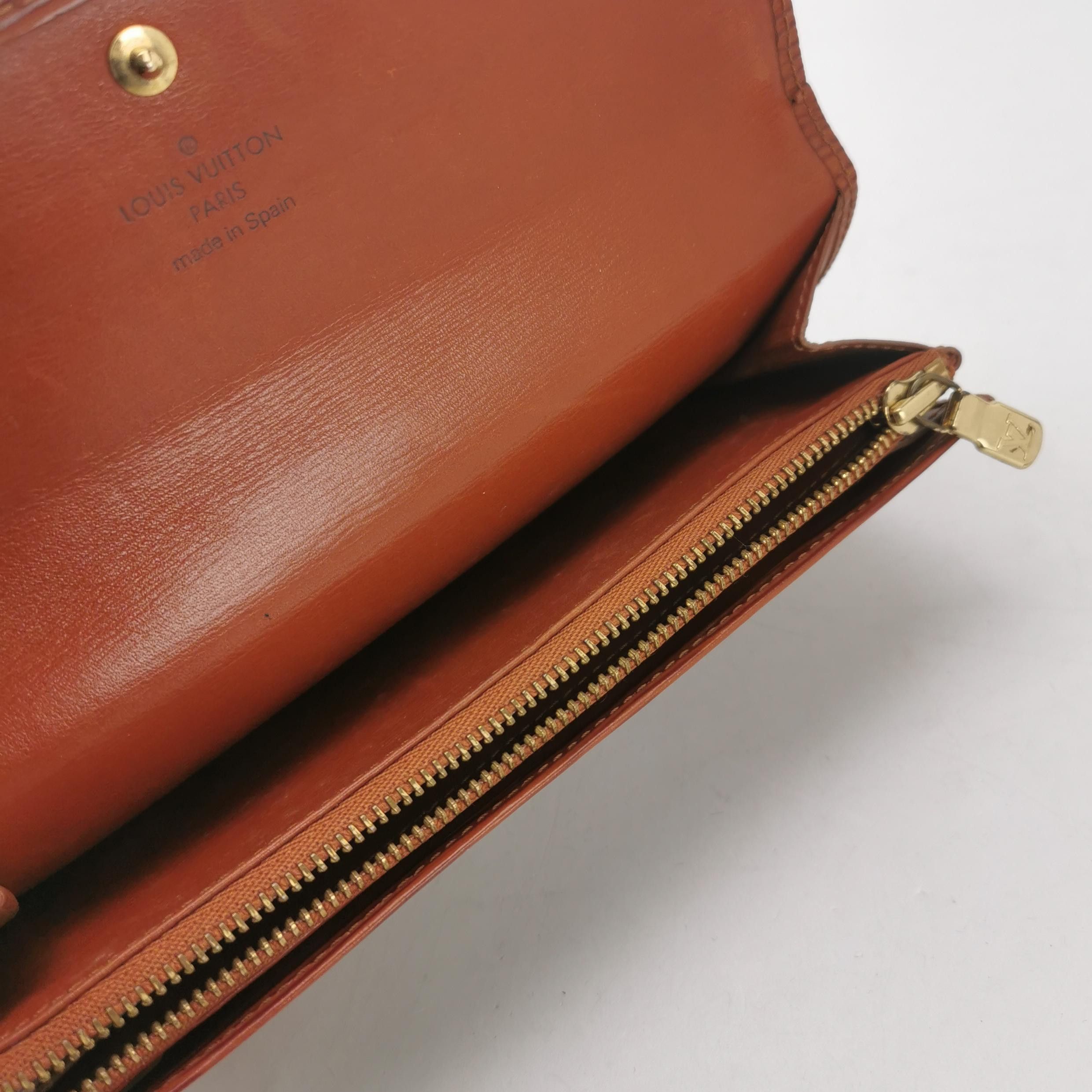 Louis Vuitton (LV) Cowhide Water Ripple Classic Temperament