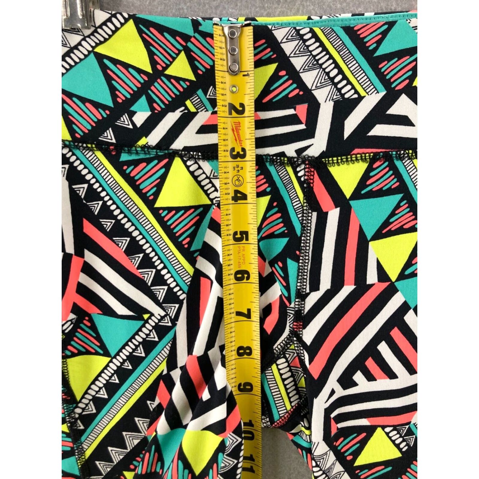 Olive LIVE LOVE DREAM Yoga Pants Womens Small Abstract AOP Capri Pants Size 28" / US 6 / IT 42 - 4 Thumbnail