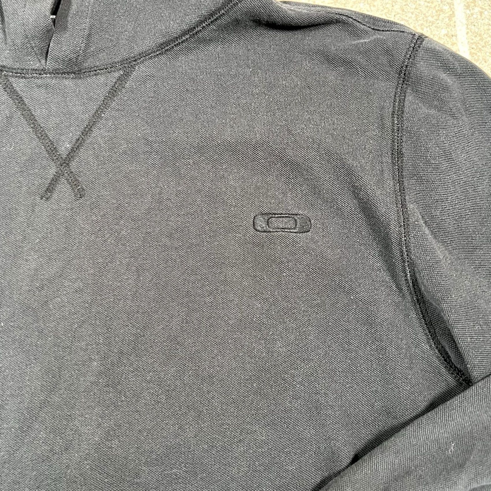Oakley VINTAGE Oakley Black Pullover Hoodie Embroidered Logo Size M Mens Hoodie Pullover Black Embroidered 90s Y2K Size US M / EU 48-50 / 2 - 3 Thumbnail