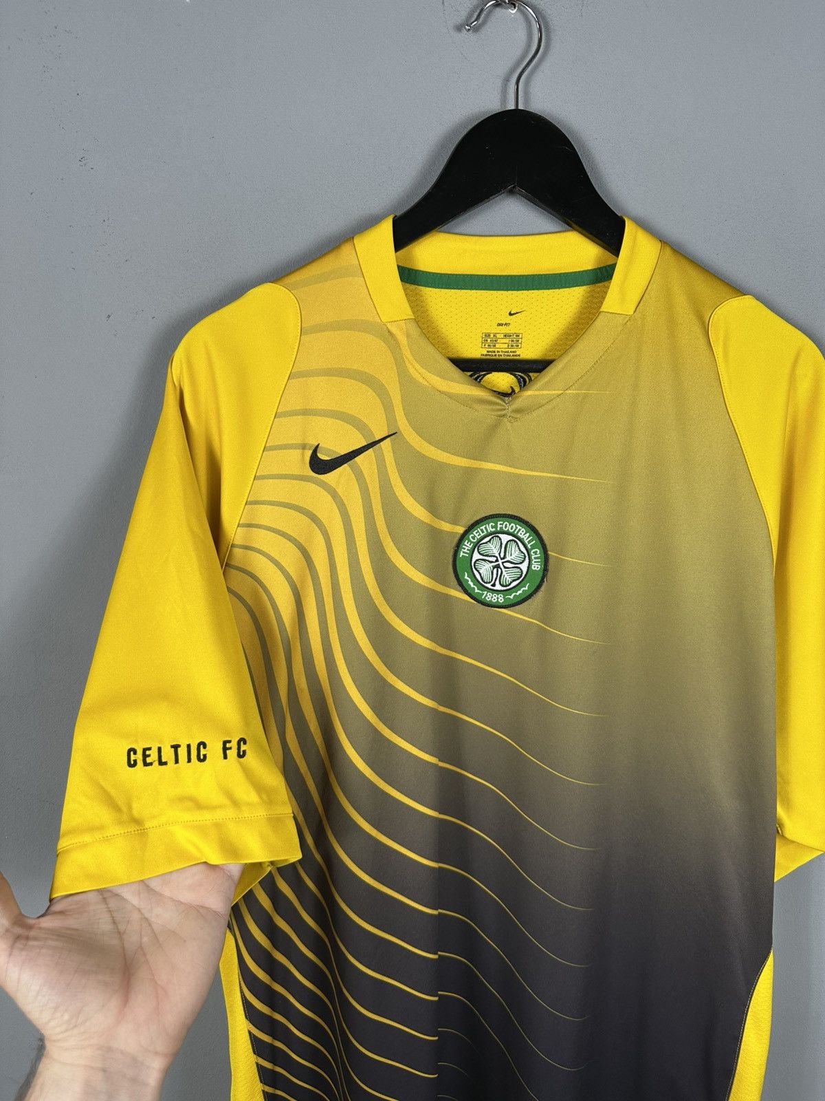 Vintage Vintage 90s NIKE t shirt Y2K Retro Old Celtic Size US XL / EU 56 / 4 - 3 Thumbnail