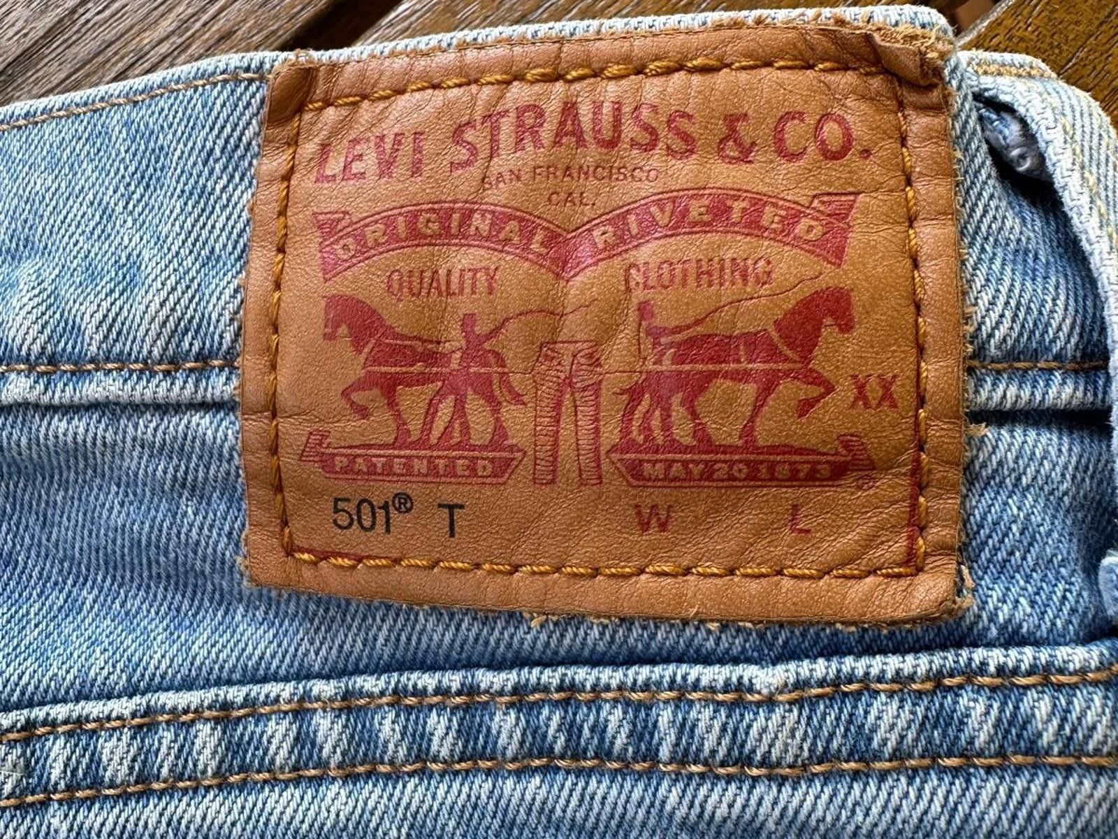 Designer Vintage Levi’s 501T Button-Fly Jeans – Size W31 L28 Raw Hem Size US 31 - 4 Thumbnail