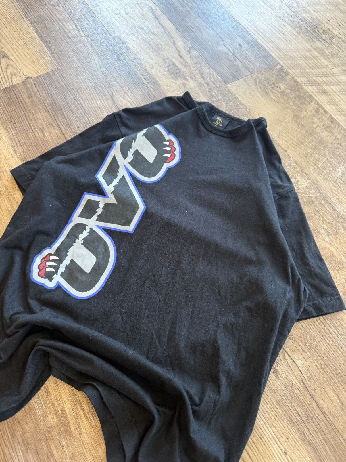 October's Very Own OVO x Jurassic Park x Toronto Raptors Owl Graphic Tee Size M Size US M / EU 48-50 / 2 - 6 Thumbnail