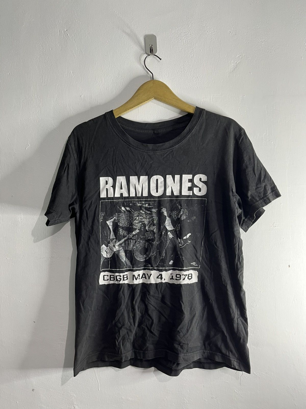 Band Tees Vintage ramones tshirt live in cbgb may 1978 Size US M / EU 48-50 / 2 - 1 Thumbnail