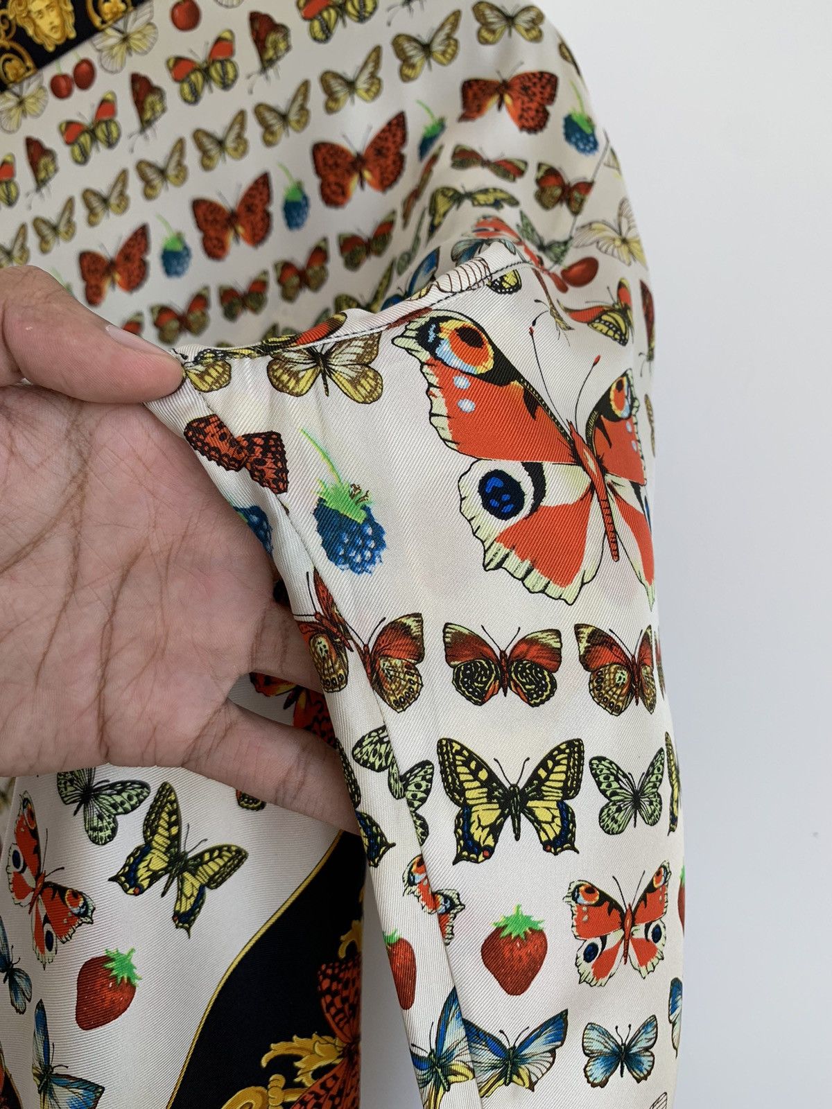 Versace Vintage 90s Gianni Versace Gold Butterflies Silk Shirt Size M / US 6-8 / IT 42-44 - 21 Thumbnail